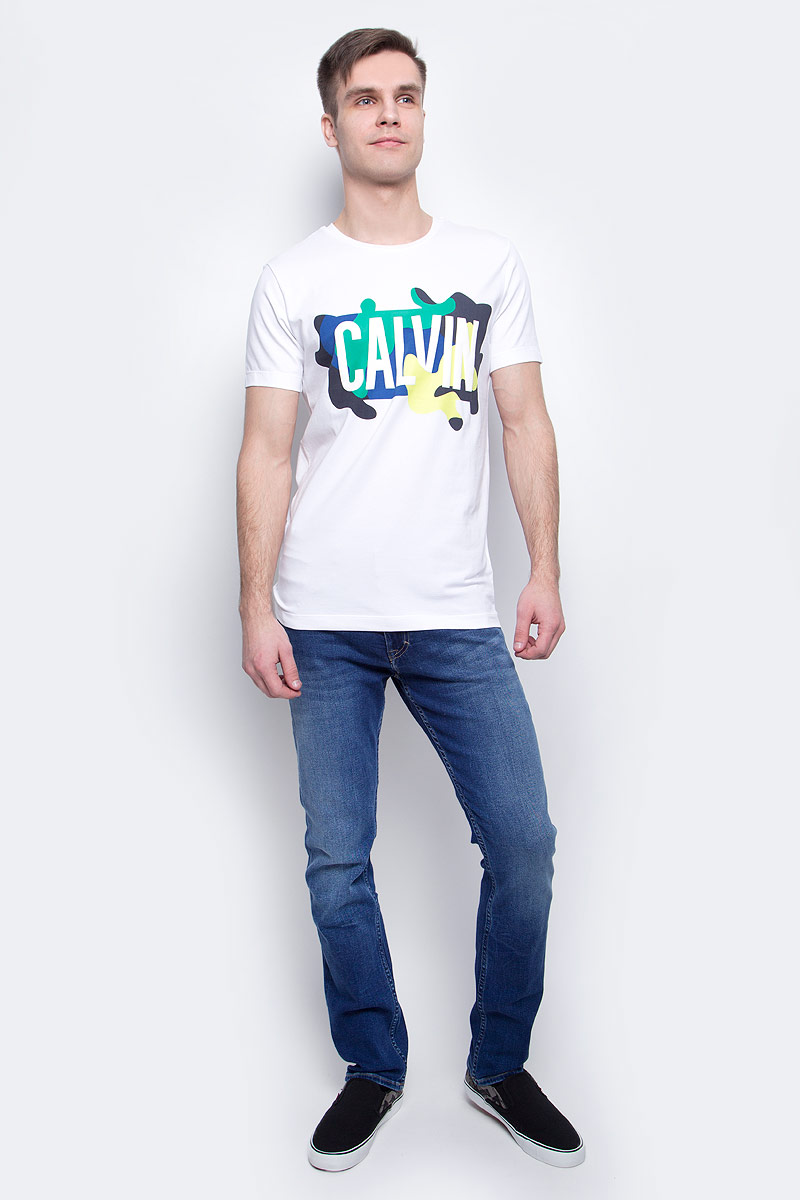 Футболка мужская Calvin Klein Jeans, цвет: белый. J30J304583_1120. Размер XXL (52/54)J30J304583_1120 Футболка мужская Calvin Klein Jeans, цвет: белый. J30J304583_1120. Размер XXL (52/54)J30J304583_1120Мужская футболка Calvin Klein Jeans изготовлена из натурального хлопка с добавлением эластана. Модель с круглой горловиной и короткими рукавами. Спереди футболка декорирована оригинальным принтом.