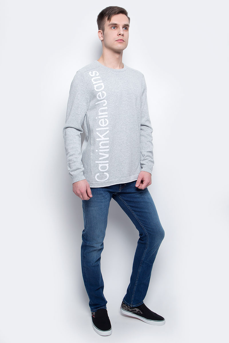 Джемпер мужской Calvin Klein Jeans, цвет: светло-серый. J3EJ303378_0380. Размер XXL (52/54)J3EJ303378_0380 Джемпер мужской Calvin Klein Jeans, цвет: светло-серый. J3EJ303378_0380. Размер XXL (52/54)J3EJ303378_0380Джемпер мужской Calvin Klein Jeans выполнен из натурального хлопка. Модель с круглым вырезом и длинными рукавами декорирована принтом с названием бренда. Горловина и манжеты рукавов дополнены трикотажной резинкой.