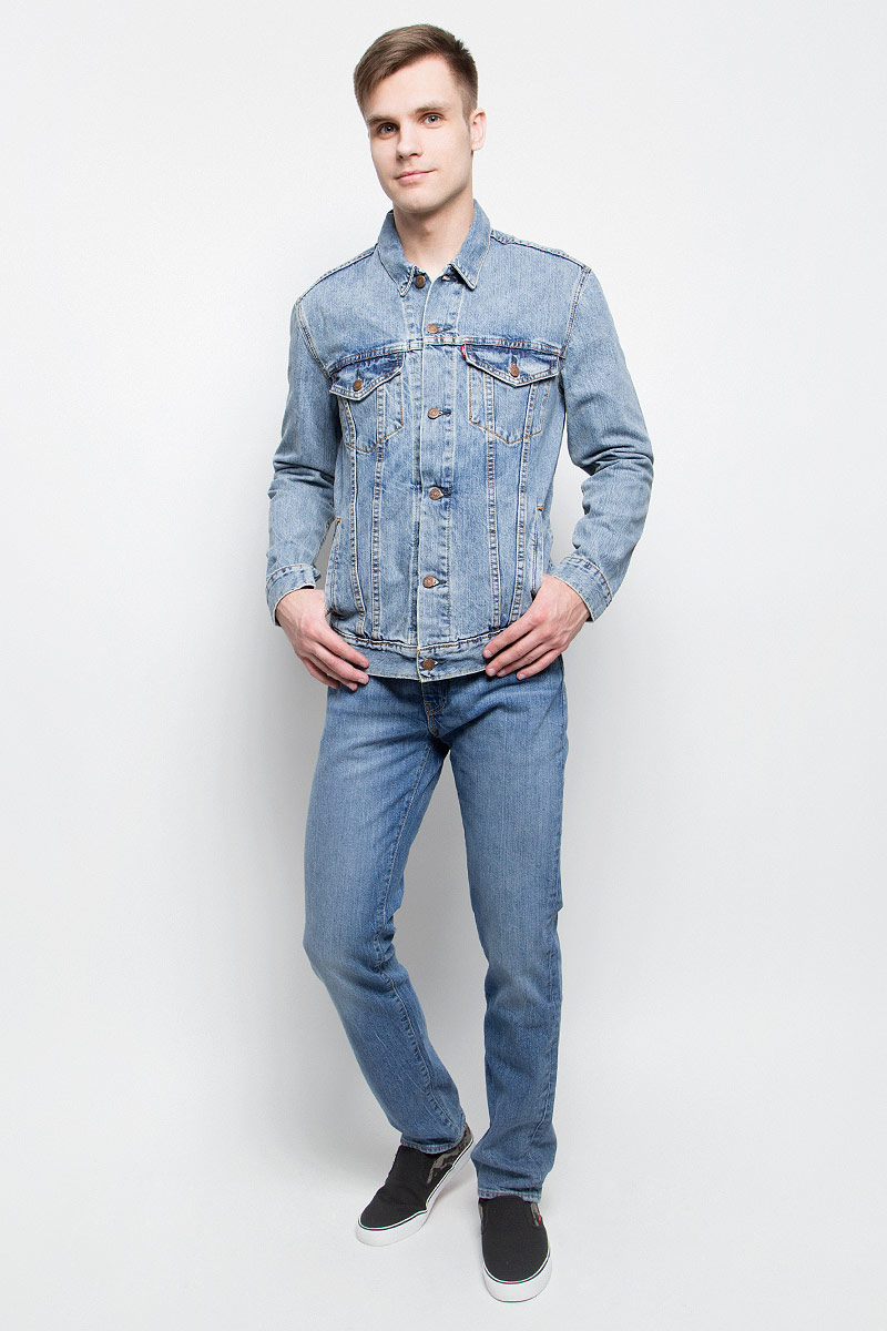 Куртка мужская Levis®, цвет: голубой. 7233401460. Размер L (50)7233401460 Куртка мужская Levis®, цвет: голубой. 7233401460. Размер L (50)7233401460Мужская джинсовая куртка Levis® c длинными рукавами и отложным воротником выполнена из натурального хлопка. Модель застегивается на пуговицы спереди. Изделие имеет два нагрудных втачных кармана с клапанами на пуговицах и два открытых втачных кармана спереди. Манжеты рукавов застегиваются на пуговицы.