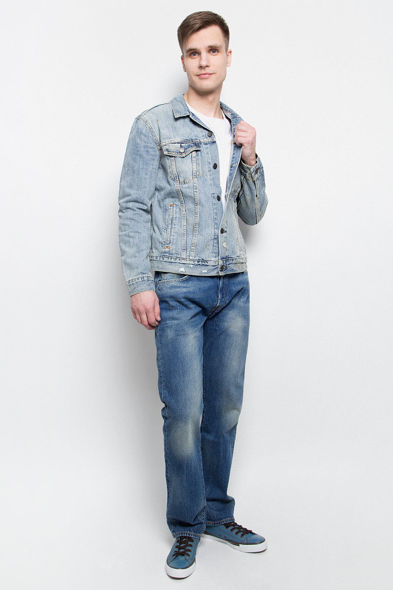 Куртка мужская Levis®, цвет: голубой. 7233401950. Размер XXL (54)7233401950 Куртка мужская Levis®, цвет: голубой. 7233401950. Размер XXL (54)7233401950Мужская джинсовая куртка Levis® c длинными рукавами и отложным воротником выполнена из натурального хлопка. Модель застегивается на пуговицы спереди. Изделие имеет два нагрудных прорезных кармана с клапанами на пуговицах и два открытых прорезных кармана спереди. Манжеты рукавов застегиваются на пуговицы.