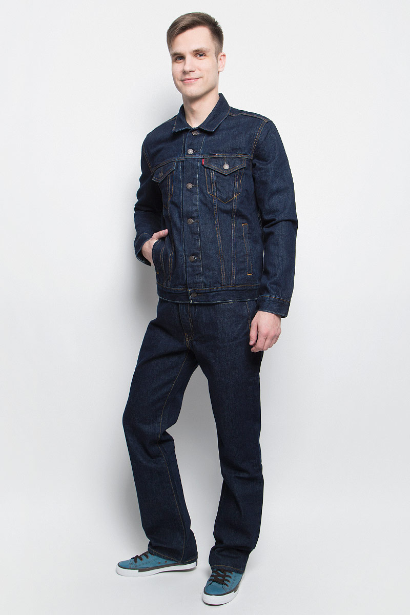 Куртка джинсовая мужская Levis®, цвет: темно-синий. 7233401340. Размер XL (52)7233401340 Куртка джинсовая мужская Levis®, цвет: темно-синий. 7233401340. Размер XL (52)7233401340Куртка джинсовая Levisвыполнена из натурального хлопка и оформлена контрастной прострочкой. Модель с отложным воротником и длинными рукавами застегивается с помощью пуговиц. Куртка оснащена двумя втачными карманами и двумя накладными грудными карманами, которые закрываются клапаном на пуговицу. Манжеты дополнены пуговицами.