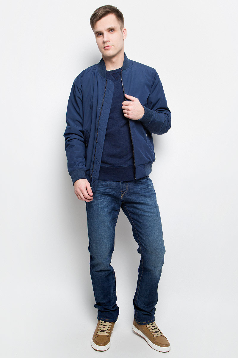 Бомбер мужской Levis®, цвет: темно-синий. 2247000050. Размер S (46)2247000050 Бомбер мужской Levis®, цвет: темно-синий. 2247000050. Размер S (46)2247000050Бомбер Levis выполнен из полиэстера, который не пропускает воду и застегивается с помощью застежки-молнии. Модель имеет два втачных кармана, застегивающиеся на кнопки. Подкладка из полиэстера обеспечит тепло. Воротник, рукава и низ оснащены текстильными резинками.