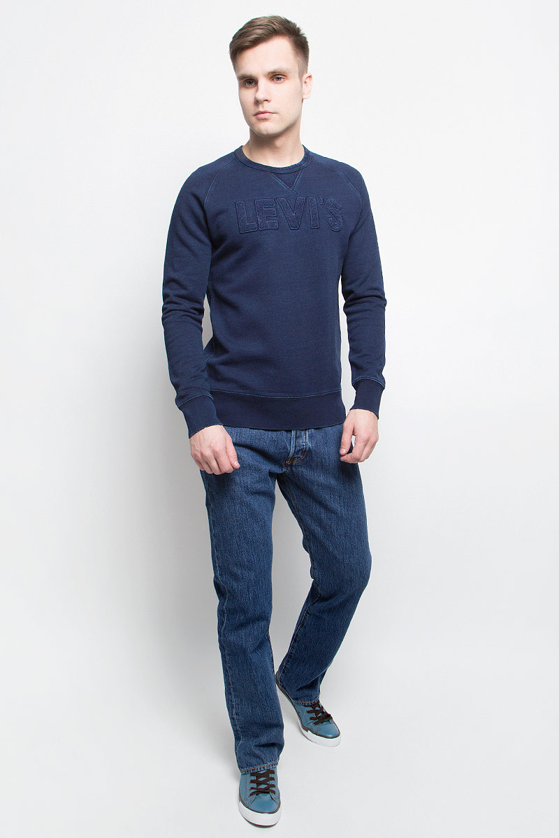 Свитшот мужской Levis®, цвет: темно-синий. 2446900020. Размер XXL (54)2446900020 Свитшот мужской Levis®, цвет: темно-синий. 2446900020. Размер XXL (54)2446900020Свитшот Levis выполнен из натурального хлопка. Модель с круглым вырезом горловины и длинными рукавами стилизована под старую джинсовую ткань и оформлена нашивкой в виде надписи с названием бренда. Низ и манжеты свитшота оформлены декоративными порезами.