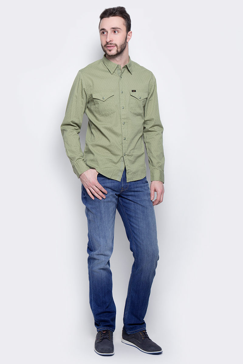Джинсы мужские Lee Brooklyn Straight, цвет: синий. L452ACDK. Размер 36-34 (52-34)L452ACDK Джинсы мужские Lee Brooklyn Straight, цвет: синий. L452ACDK. Размер 36-34 (52-34)L452ACDKМужские джинсы Lee Brooklyn Straight выполнены из высококачественного хлопка с добавлением эластомультиэстера. Прямые джинсы стандартной посадки застегиваются на пуговицу в поясе и ширинку на застежке-молнии, дополнены шлевками для ремня. Джинсы имеют классический пятикарманный крой: спереди модель дополнена двумя втачными карманами и одним маленьким накладным кармашком, а сзади - двумя накладными карманами. Джинсы украшены декоративными потертостями и перманентными складками.