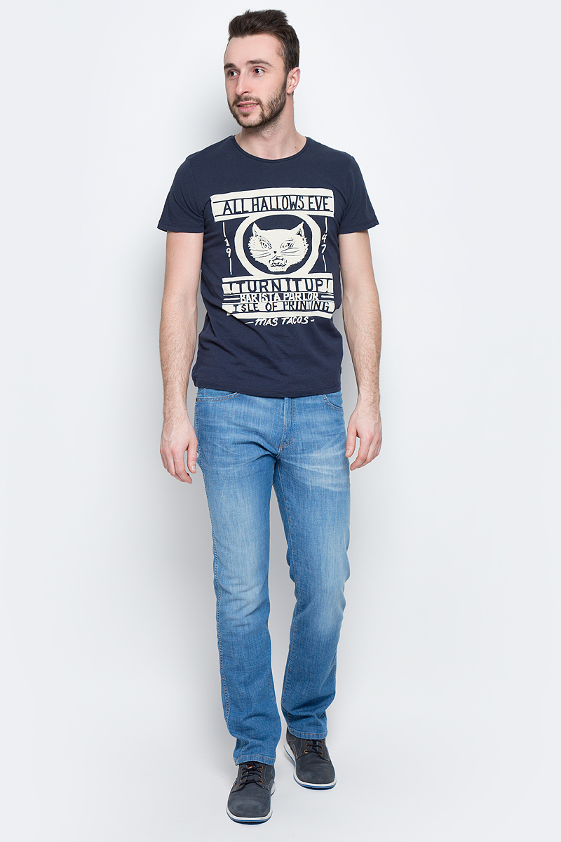 Футболка мужская Wrangler Emo Graphic, цвет: темно-синий, бежевый. W7A60EN35. Размер L (50)W7A60EN35 Футболка мужская Wrangler Emo Graphic, цвет: темно-синий, бежевый. W7A60EN35. Размер L (50)W7A60EN35Стильная мужская футболка Wrangler Emo Graphic изготовлена из натурального хлопка с добавлением лена. Модель с круглым вырезом горловины и короткими рукавами оформлена интересным принтом с надписями.