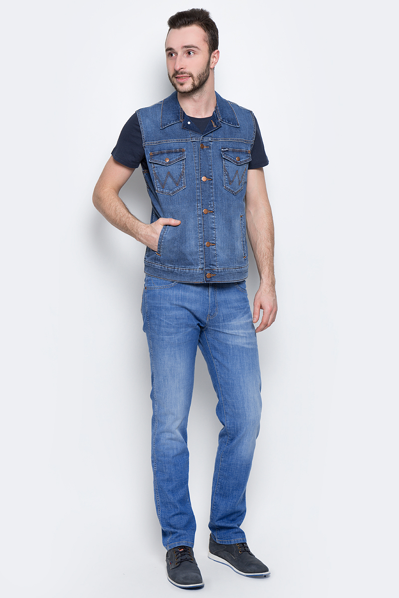 Жилет мужской Wrangler, цвет: синий. W447NJ70L. Размер M (48)W447NJ70L Жилет мужской Wrangler, цвет: синий. W447NJ70L. Размер M (48)W447NJ70LМужской джинсовый жилет Wrangler c отложным воротником выполнен из эластичного хлопка. Модель застегивается на пуговицы спереди. Изделие имеет два накладных нагрудных кармана с клапанами на кнопках и два прорезных кармана спереди. Жилет оформлен декоративными потертостями.