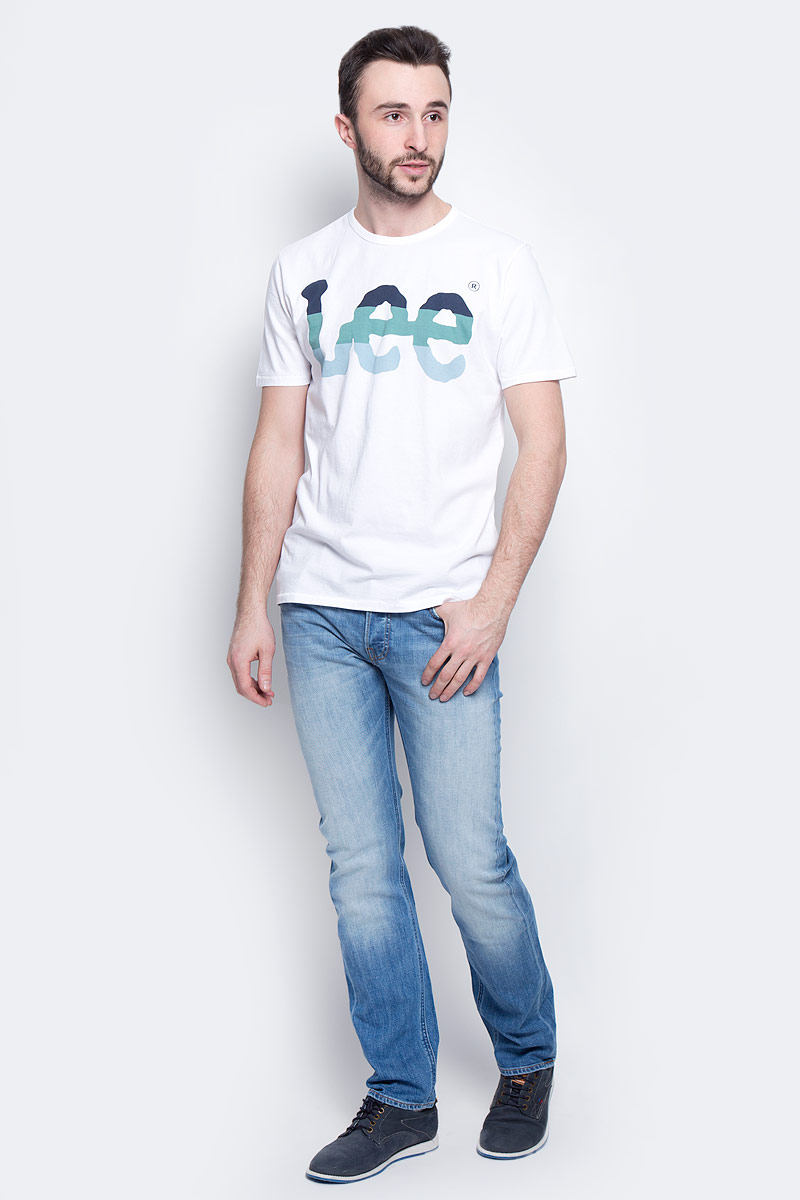 Футболка мужская Lee Seasonal Logo, цвет: белый. L60PAI12. Размер XXL (54)L60PAI12 Футболка мужская Lee Seasonal Logo, цвет: белый. L60PAI12. Размер XXL (54)L60PAI12Мужская футболка Lee Seasonal Logo изготовлена из натурального хлопка. Модель выполнена с круглой горловиной и короткими рукавами. Спереди футболка декорирована оригинальным принтом с названием бренда.