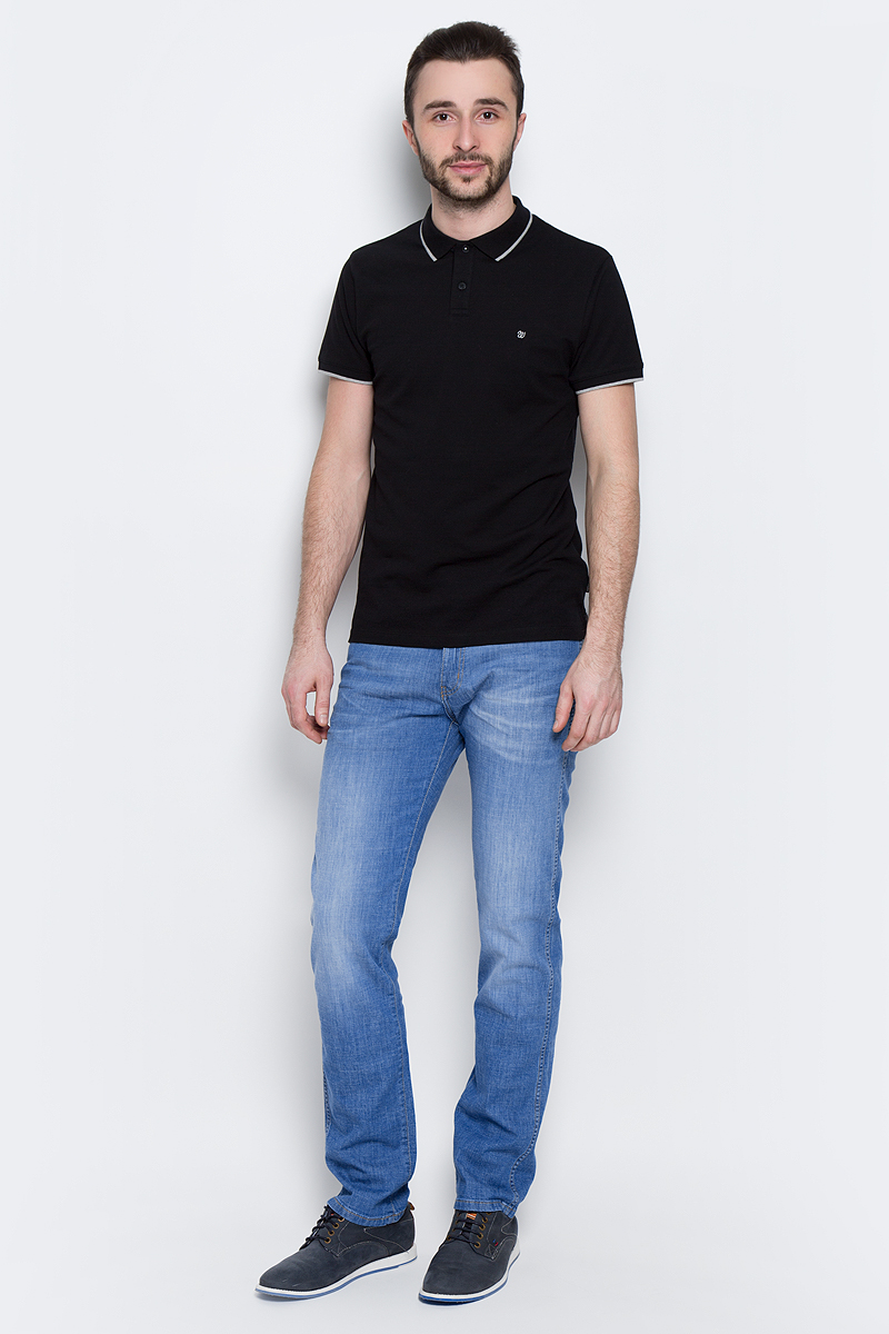 Джинсы мужские Wrangler Arizona, цвет: синий. W12ONE93N. Размер 34-32 (50-32)W12ONE93N Джинсы мужские Wrangler Arizona, цвет: синий. W12ONE93N. Размер 34-32 (50-32)W12ONE93NМужские джинсы Wrangler Arizona выполнены из высококачественного эластичного хлопка. Классические джинсы прямого кроя и стандартной посадки застегиваются на пуговицу в поясе и ширинку на застежке-молнии, дополнены шлевками для ремня. Джинсы имеют классический пятикарманный крой: спереди модель дополнена двумя втачными карманами и одним маленьким накладным кармашком, а сзади - двумя накладными карманами. Джинсы украшены декоративными потертостями и оформлены вышивкой на задних карманах.