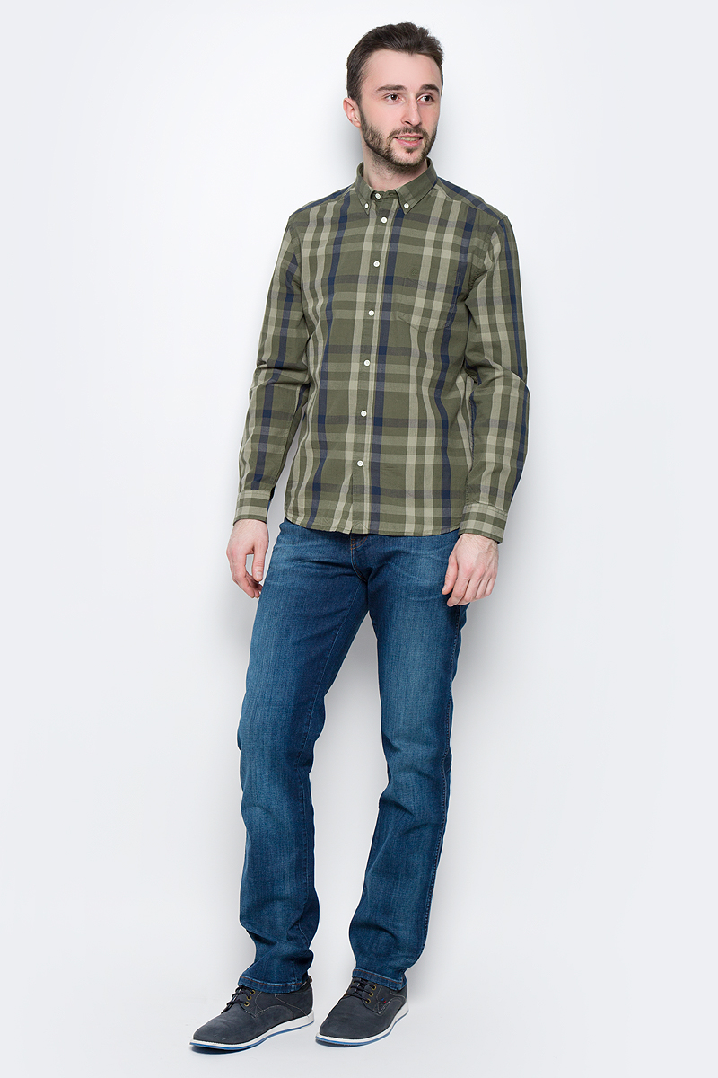 Рубашка мужская Wrangler Button-Down, цвет: хаки, синий. W58744MRM. Размер M (48)W58744MRM Рубашка мужская Wrangler Button-Down, цвет: хаки, синий. W58744MRM. Размер M (48)W58744MRMМужская рубашка Wrangler Button-Down изготовлена из натурального хлопка. Модель с длинными рукавами имеет на груди один накладной карман. Рубашка застегивается на пуговицы. Воротничок и манжеты рукавов оснащены застежками-пуговицами. Низ модели слегка закруглен.