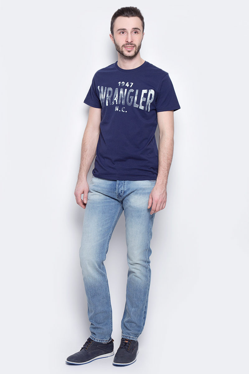 Джинсы мужские Wrangler Boyton, цвет: синий. W16EBZ91S. Размер 31-34 (46/48-34)W16EBZ91S Джинсы мужские Wrangler Boyton, цвет: синий. W16EBZ91S. Размер 31-34 (46/48-34)W16EBZ91SМужские джинсы Wrangler Boyton выполнены из высококачественного натурального хлопка. Прямые джинсы стандартной посадки застегиваются на пуговицу в поясе и ширинку на пуговицах, дополнены шлевками для ремня. Джинсы имеют классический пятикарманный крой: спереди модель дополнена двумя втачными карманами и одним маленьким накладным кармашком, а сзади - двумя накладными карманами. Джинсы украшены стильными декоративными потертостями.