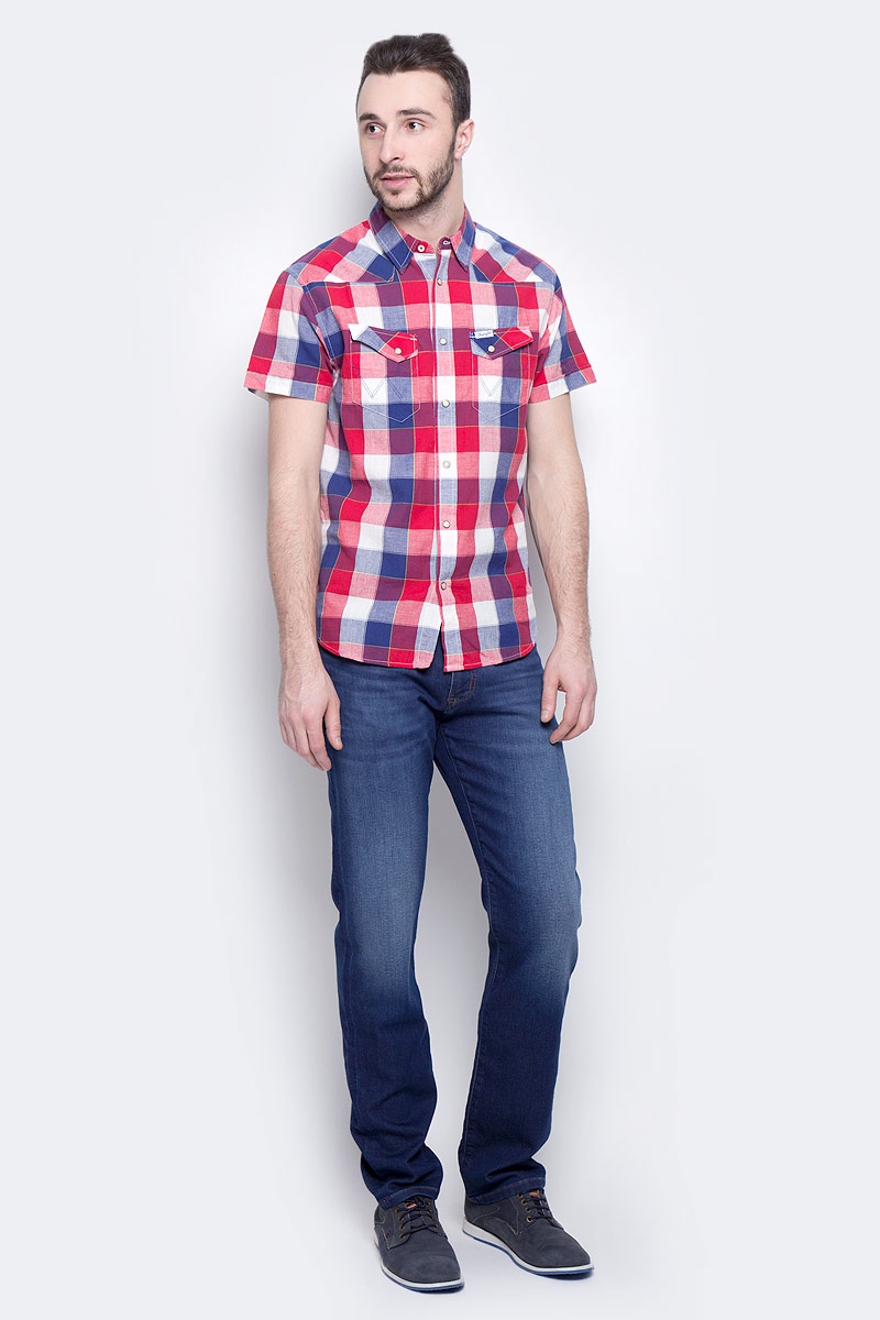 Джинсы мужские Wrangler Arizona, цвет: темно-синий. W12ONM95O. Размер 30-32 (46-32)W12ONM95O Джинсы мужские Wrangler Arizona, цвет: темно-синий. W12ONM95O. Размер 30-32 (46-32)W12ONM95OМужские джинсы Wrangler Arizona выполнены из высококачественного эластичного хлопка с добавлением полиэстера. Джинсы прямого кроя и стандартной посадки застегиваются на пуговицу в поясе и ширинку на застежке-молнии, дополнены шлевками для ремня. Джинсы имеют классический пятикарманный крой: спереди модель дополнена двумя втачными карманами и одним маленьким накладным кармашком, а сзади - двумя накладными карманами. Изделие превосходно тянется, благодаря чему подойдет для повседневных спортивных занятий. Модель украшена декоративными потертостями.