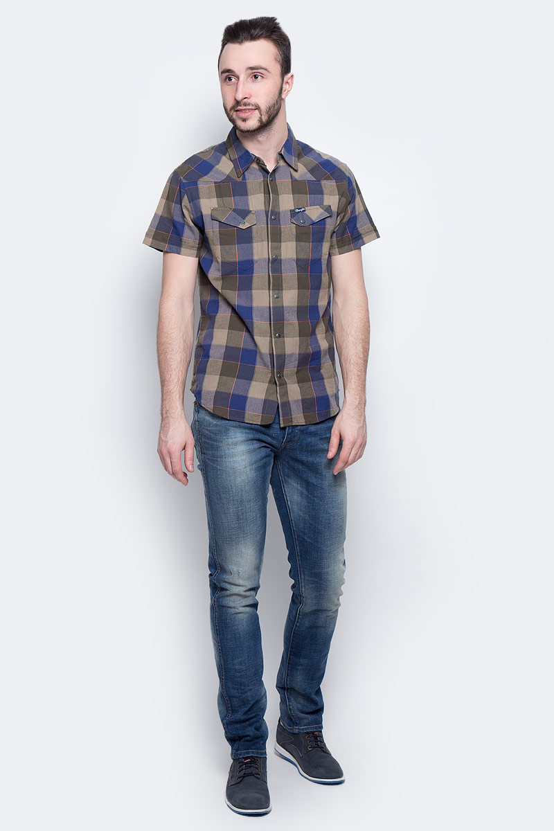 Рубашка мужская Wrangler Heritage Western, цвет: синий, хаки. W5873CQIX. Размер XXL (54)W5873CQIX Рубашка мужская Wrangler Heritage Western, цвет: синий, хаки. W5873CQIX. Размер XXL (54)W5873CQIXМужская рубашка Wrangler Heritage Western изготовлена из натурального хлопка. Модель с короткими рукавами имеет на груди два накладных кармана под клапанами на кнопках. Рубашка застегивается на кнопки и верхнюю пуговицу. Низ модели закруглен.
