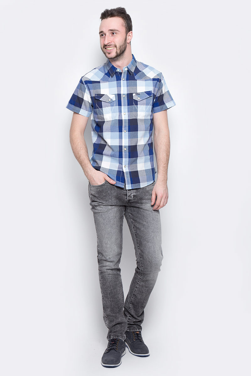 Рубашка мужская Wrangler Heritage Western, цвет: синий, белый, голубой. W5873LE43. Размер M (48)W5873LE43 Рубашка мужская Wrangler Heritage Western, цвет: синий, белый, голубой. W5873LE43. Размер M (48)W5873LE43Мужская рубашка Wrangler Heritage Western изготовлена из натурального хлопка. Модель с короткими рукавами имеет на груди два накладных кармана под клапанами на кнопках. Рубашка застегивается на кнопки и верхнюю пуговицу. Низ модели закруглен.