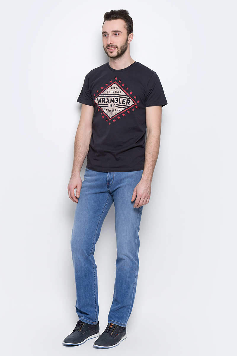 Джинсы мужские Wrangler Arizona, цвет: синий. W12ONJ91N. Размер 31-34 (46/48-34)W12ONJ91N Джинсы мужские Wrangler Arizona, цвет: синий. W12ONJ91N. Размер 31-34 (46/48-34)W12ONJ91NМужские джинсы Wrangler Arizona выполнены из высококачественного эластичного хлопка. Классические джинсы прямого кроя и стандартной посадки застегиваются на пуговицу в поясе и ширинку на застежке-молнии, дополнены шлевками для ремня. Джинсы имеют классический пятикарманный крой: спереди модель дополнена двумя втачными карманами и одним маленьким накладным кармашком, а сзади - двумя накладными карманами. Джинсы украшены декоративными потертостями.