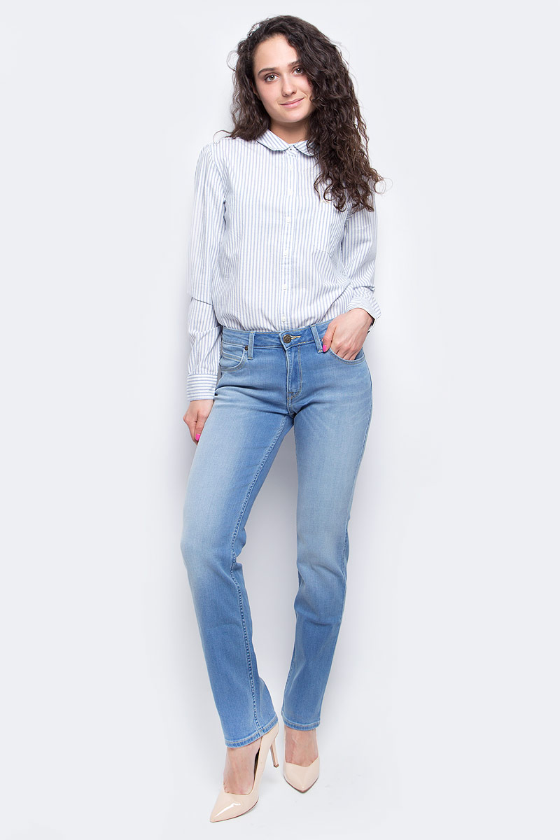 Джинсы женские Lee Marion Straight, цвет: голубой. L301AHYG. Размер 27-33 (42/44-33)L301AHYG Джинсы женские Lee Marion Straight, цвет: голубой. L301AHYG. Размер 27-33 (42/44-33)L301AHYGЖенские джинсы Lee Marion Straight выполнены из высококачественного эластичного хлопка с добавлением полиэстера. Джинсы прямого кроя и стандартной посадки застегиваются на пуговицу в поясе и ширинку на застежке-молнии, дополнены шлевками для ремня. Джинсы имеют классический пятикарманный крой: спереди модель дополнена двумя втачными карманами и одним маленьким накладным кармашком, а сзади - двумя накладными карманами. Джинсы украшены декоративными потертостями.