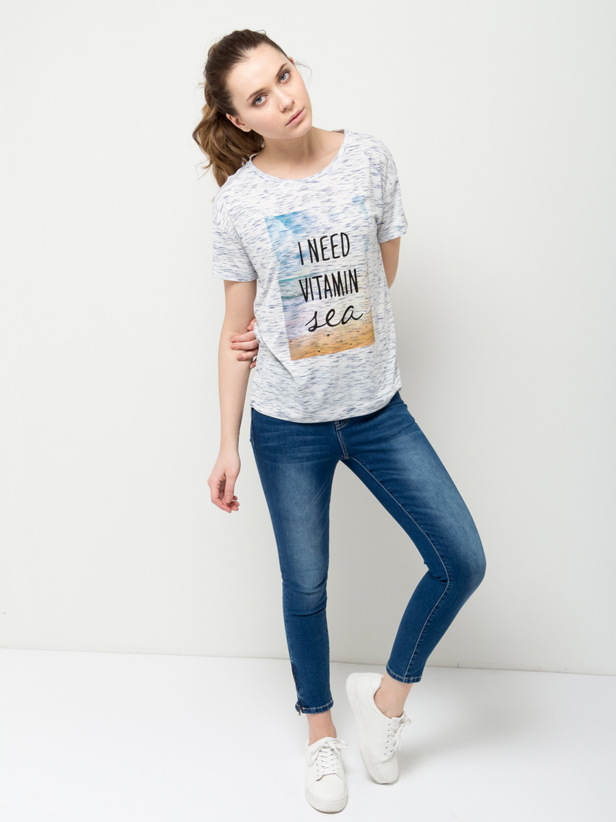 Футболка женская Sela, цвет: молочный. Ts-111/261-7152. Размер M (46)Ts-111/261-7152 Футболка женская Sela, цвет: молочный. Ts-111/261-7152. Размер M (46)Ts-111/261-7152Стильная женская футболка Sela со спущенным плечом выполнена из легкого качественного материала и оформлена ярким принтом. Модель прямого кроя с удлиненной спинкой и разрезами по бокам подойдет для прогулок и дружеских встреч и будет отлично сочетаться с джинсами и брюками, а также гармонично смотреться с юбками. Мягкая ткань на основе полиэстера и вискозы комфортнаи приятна на ощупь. Воротник изделия дополнен мягкой эластичной бейкой.