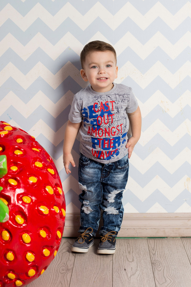 Джинсы для мальчика Sweet Berry Baby, цвет: голубой. 711061. Размер 92711061 Джинсы для мальчика Sweet Berry Baby, цвет: голубой. 711061. Размер 92711061Стильные вареные джинсы для мальчика Sweet Berry выполнены из натурального хлопка с эффектом потертости и разрывов. Джинсы зауженного кроя и стандартной посадки на талии застегиваются на пуговицу и имеют ширинку на застежке-молнии. Модель представляет собой классическую пятикарманку: два втачных и один маленький накладной кармашек спереди и два накладных кармана сзади. На поясе имеются шлевки для ремня. С внутренней стороны пояс дополнен вшитыми эластичными лентами, регулирующими посадку по талии.