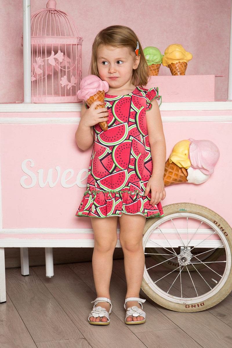 Платье для девочки Sweet Berry Baby, цвет: малиновый. 712090. Размер 86712090 Платье для девочки Sweet Berry Baby, цвет: малиновый. 712090. Размер 86712090Яркое платье для девочки Sweet Berry выполнено из качественного эластичного хлопка. Модель свободного кроя с юбкой-воланом и рукавами-крылышками оформлена принтом с изображением арбузов и контрастной строчкой.