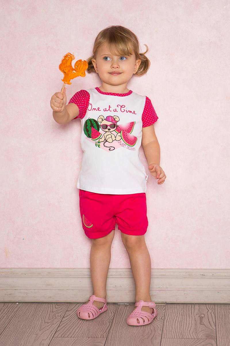 Футболка для девочки Sweet Berry Baby, цвет: белый. 712102. Размер 80712102 Футболка для девочки Sweet Berry Baby, цвет: белый. 712102. Размер 80712102Яркая футболка для девочки Sweet Berry выполнена из качественного эластичного хлопка с оригинальным принтом. Модель с круглым вырезом горловины и короткими рукавами застегивается на пуговицу на спинке. Рукава и воротник с мягкой эластичной бейкой выполнены из материала контрастного цвета.