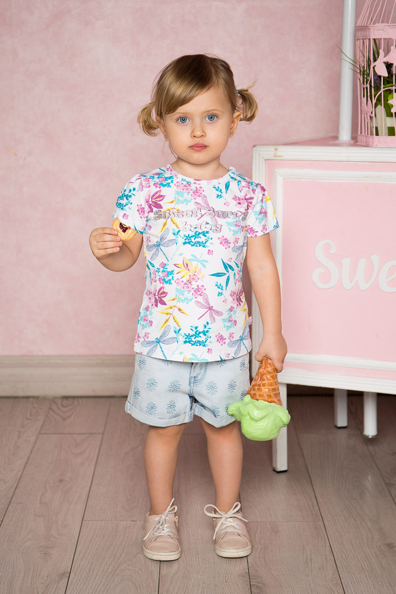 Футболка для девочки Sweet Berry Baby, цвет: белый, голубой, сиреневый. 712010. Размер 98712010 Футболка для девочки Sweet Berry Baby, цвет: белый, голубой, сиреневый. 712010. Размер 98712010Яркая футболка для девочки Sweet Berry, выполненная из качественного эластичного хлопка, станет отличным дополнением к детскому гардеробу. Модель приталенного кроя с круглым вырезом горловины и рукавами-фонариками оформлена оригинальным принтом. Воротник дополнен мягкой эластичной бейкой. На плече предусмотрены кнопки для легкого переодевания ребенка.