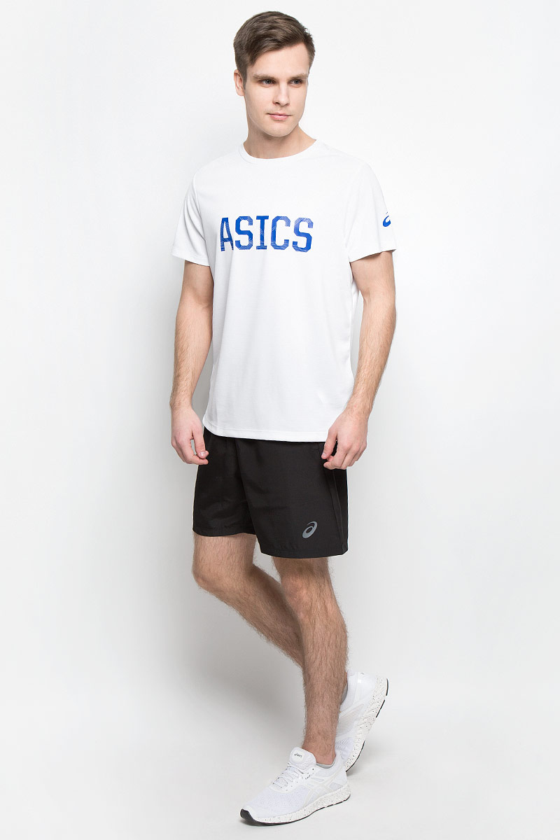 Футболка мужская Asics Ss Graphic Tee, цвет: белый. 142879-0001. Размер XXXL (56/58)142879-0001 Футболка мужская Asics Ss Graphic Tee, цвет: белый. 142879-0001. Размер XXXL (56/58)142879-0001Спортивная мужская футболка Asics Ss Graphic Tee, выполненная из высококачественного полиэстера, обладает высокой воздухопроницаемостью, а также превосходно отводит влагу от тела, оставляя кожу сухой даже во время интенсивных тренировок. Такая футболка великолепно подойдет как для повседневной носки, так и для спортивных занятий. Модель с короткими рукавами и круглым вырезом горловины оформлена крупным принтом с логотипом бренда на груди.
