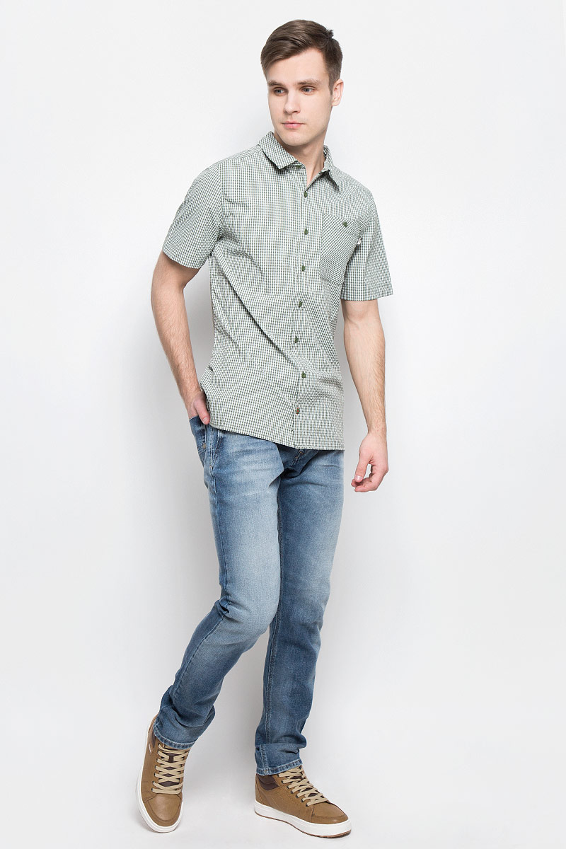 Рубашка мужская The North Face M S/S Hypress, цвет: темно-зеленый, белый. T0CD5ZNYC. Размер L (52)T0CD5ZNYC Рубашка мужская The North Face M S/S Hypress, цвет: темно-зеленый, белый. T0CD5ZNYC. Размер L (52)T0CD5ZNYCСтильная мужская рубашка The North Face, изготовленная из нейлона с полиэстером, необычайно мягкая и приятная на ощупь, не сковывает движения и позволяет коже дышать, обеспечивая наибольший комфорт. Рубашка со степенью защиты от ультрафиолета UPF50 подходит для путешествий - отличный вариант для природы и не только.Модная рубашка с отложным воротником и короткими рукавами застегивается на пластиковые пуговицы по всей длине изделия. По бокам предусмотрены разрезы. Смещенные швы на плечах обеспечивают удобство ношения рюкзака. Модель оформлена принтом в клетку и на груди слева дополнена накладным карманом на пуговице. Эта рубашка идеальный вариант для повседневного гардероба.Такая модель порадует настоящих ценителей комфорта и практичности!