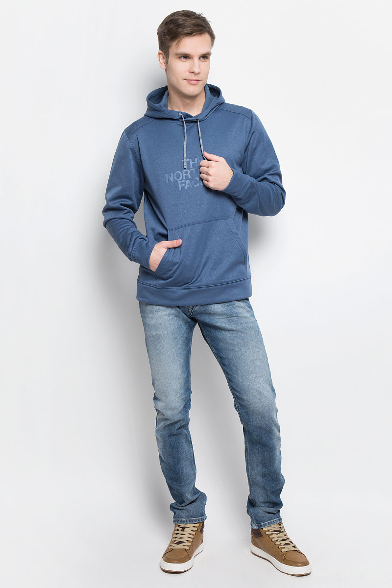 Худи мужское The North Face M Ampere, цвет: синий. T92ZW1HDC. Размер XL (54)T92ZW1HDC Худи мужское The North Face M Ampere, цвет: синий. T92ZW1HDC. Размер XL (54)T92ZW1HDCМужское худи The North Face M Ampere с длинными рукавами и капюшоном изготовлено из полиэстера.Объем капюшона регулируется при помощи шнурка-кулиски. Спереди расположен карман-кенгуру. Модель оформлена тиснением с логотипом бренда на груди.
