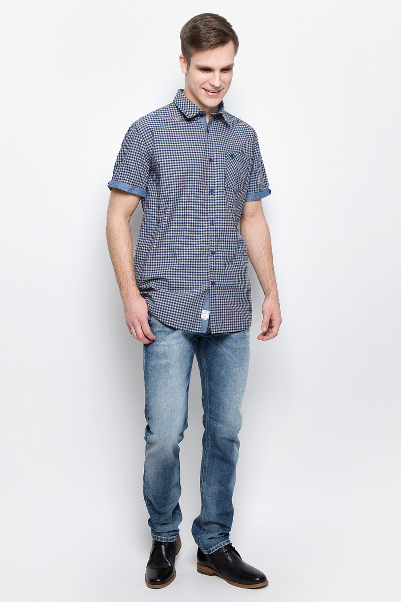 Рубашка мужская Lee Cooper, цвет: темно-синий, серый. DENA-5586. Размер XXL (56)DENA-5586 Рубашка мужская Lee Cooper, цвет: темно-синий, серый. DENA-5586. Размер XXL (56)DENA-5586Мужская рубашка Lee Cooper выполнена из натурального хлопка. Рубашка с короткими рукавами и отложным воротником застегивается на пуговицы спереди. Манжеты рукавов дополнены декоративными пуговицами. Рубашка оформлена принтом в клетку. На груди расположен накладной карман.