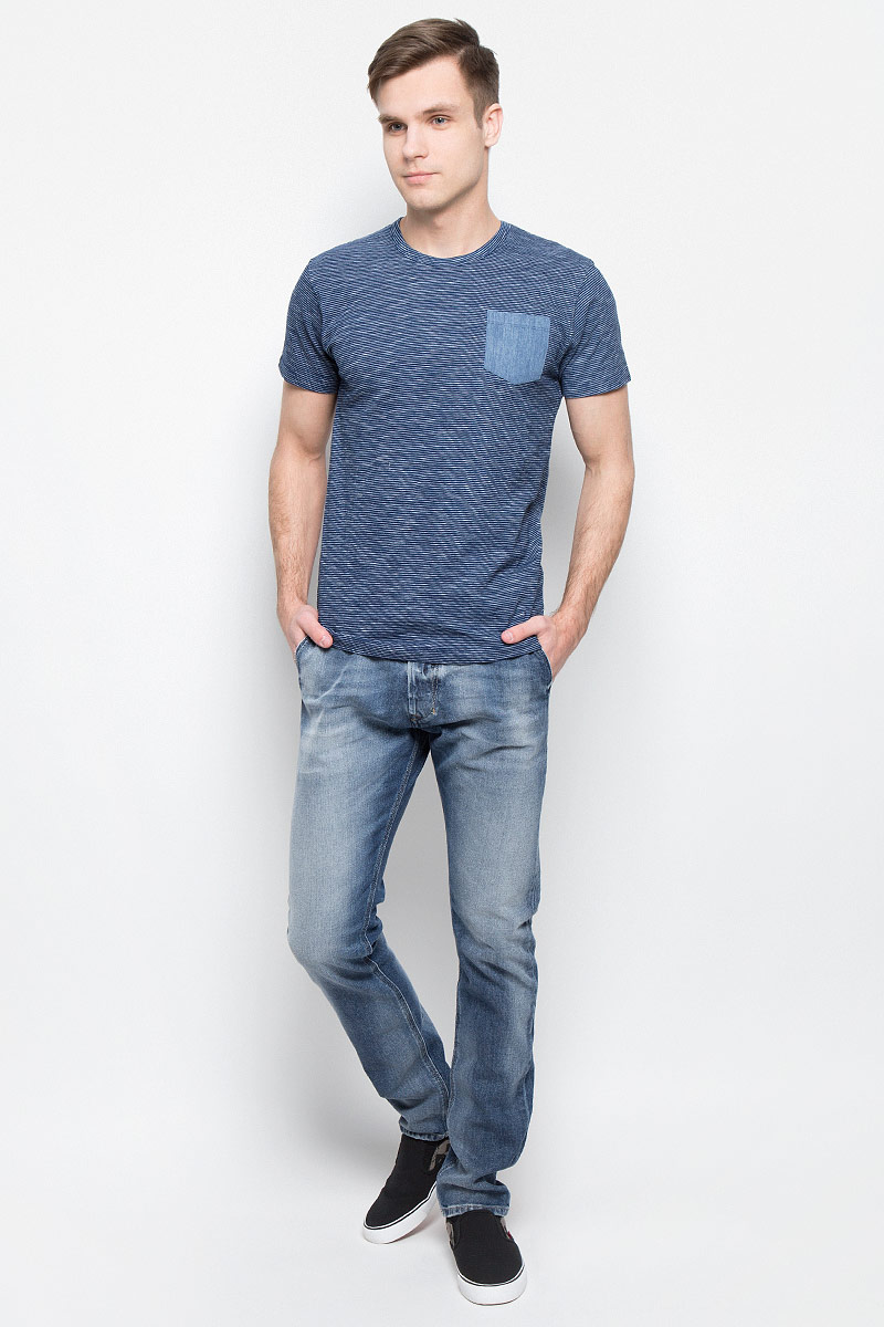 Футболка мужская Lee Cooper, цвет: темно-синий. ARTO-5649. Размер S (44)ARTO-5649 Футболка мужская Lee Cooper, цвет: темно-синий. ARTO-5649. Размер S (44)ARTO-5649Мужская футболка Lee Cooper с короткими рукавами и круглым вырезом горловины выполнена из натурального хлопка. Футболка украшена контрастным принтом в полоску и дополнена небольшим нагрудным кармашком.