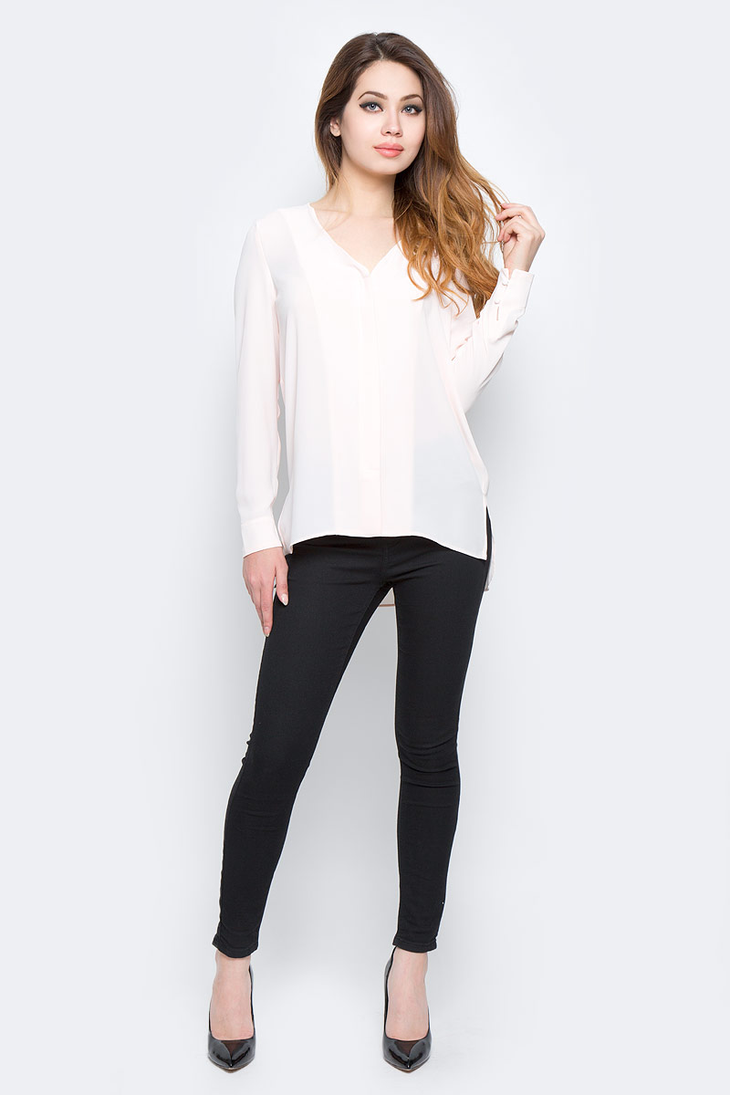 Блузка женская Selected Femme, цвет: розовый. 16053871. Размер 38 (44)16053871_Heavenly Pink Блузка женская Selected Femme, цвет: розовый. 16053871. Размер 38 (44)16053871_Heavenly PinkЖенская блузка Selected Femme изготовлена из качественного полиэстера. Модель с V-образным вырезом горловины застегивается на скрытые в двойной планке пуговицы. Рукава дополнены широкими фигурными манжетами на застежках-пуговицах. Сзади сверху имеется вертикальный разрез. Спинка выполнена длиннее передней части блузки. Модель дополнена боковыми разрезами.