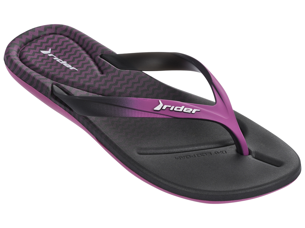 Сланцы женские Rider Smoothie III Fem, цвет: черный, фиолетовый. 81916-20505. Размер BRA 36 (37)81916-20505 Сланцы женские Rider Smoothie III Fem, цвет: черный, фиолетовый. 81916-20505. Размер BRA 36 (37)81916-20505Женские сланцы Island VII от Rider не оставят вас равнодушной! Верх модели изготовлен из поливинилхлорида. Эргономичная перемычка между пальцами отвечает за прочную фиксацию модели на стопе. Подошва выполнена из ЭВА материала. Рельефная поверхность верхней части подошвы Dry Eco Foam обеспечивает максимальный комфорт и отличную амортизацию. Основание подошвы Flexpand дополнено рифлением.