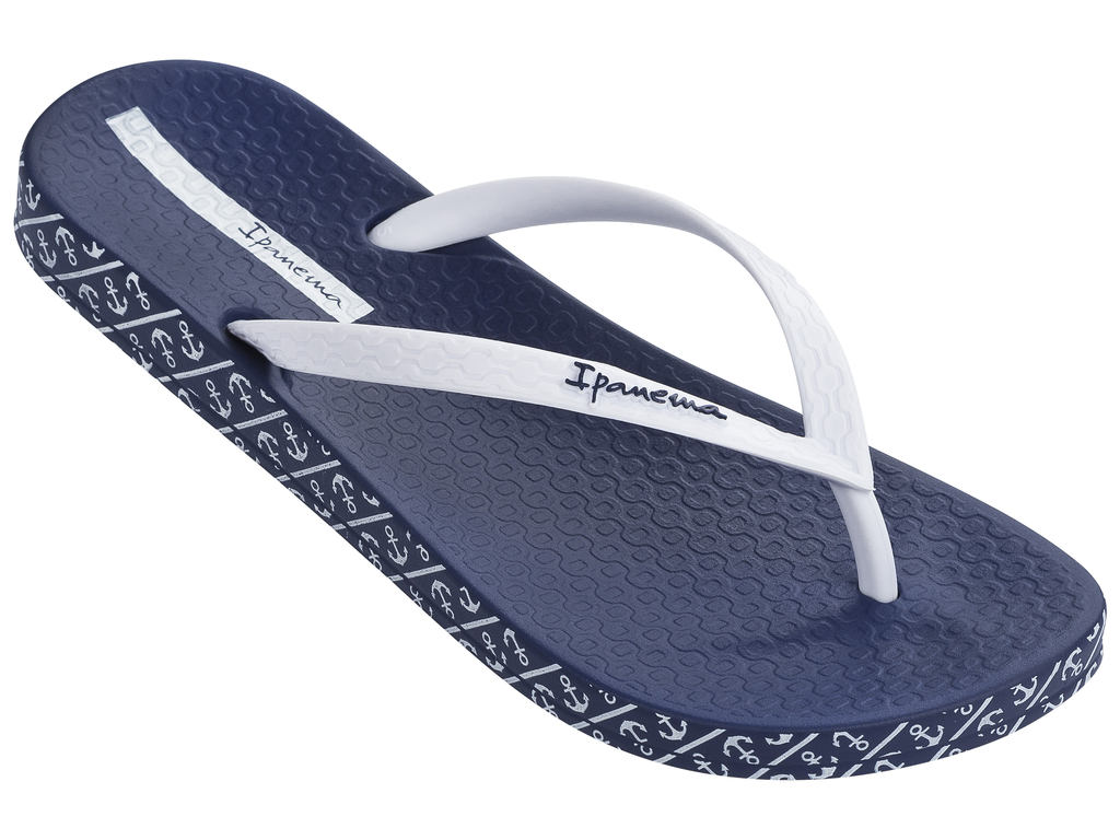 Сланцы женские Ipanema, цвет: синий, белый. 25924-24079. Размер BRA 35 (36)25924-24079 Сланцы женские Ipanema, цвет: синий, белый. 25924-24079. Размер BRA 35 (36)25924-24079Очень легкие сланцы от Ipanema придутся вам по душе. Модель выполнена из поливинилхлорида и оформлена на ремешке логотипом бренда. Ремешки с перемычкой надежно зафиксируют модель на ноге. Стелька модели оформлена логотипом бренда. Вокруг подошвы нанесен рисунок с морской тематикой. Подошва с рифлением обеспечивает надежное сцепление с любой поверхностью. Удобные сланцы прекрасно подойдут для похода в бассейн или на пляж.
