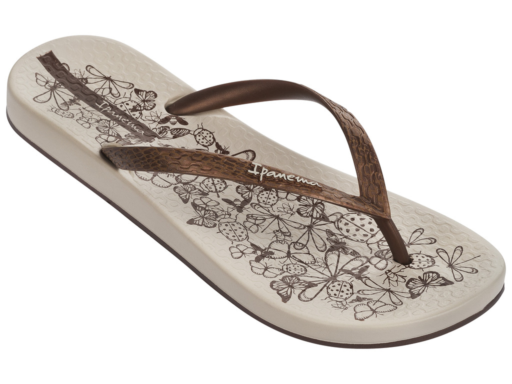 Сланцы женские Ipanema, цвет: бежевый, коричневый. 81926-21539. Размер BRA 33/34 (34/35)81926-21539 Сланцы женские Ipanema, цвет: бежевый, коричневый. 81926-21539. Размер BRA 33/34 (34/35)81926-21539Стильные и очень легкие сланцы от Ipanema - придутся вам по душе. Верх модели выполнен из поливинилхлорида. Ремешки с перемычкой гарантируют надежную фиксацию изделия на ноге. Стелька украшена стильным рисунком. Верх изделия дополнен логотипом бренда. Рифление на верхней поверхности подошвы предотвращает выскальзывание ноги. Рельефное основание подошвы обеспечивает уверенное сцепление с любой поверхностью. Удобные сланцы прекрасно подойдут для похода в бассейн или на пляж.