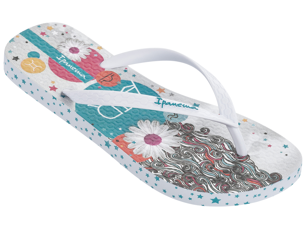 Сланцы женские Ipanema, цвет: белый. 82043-21552. Размер BRA 37 (38)82043-21552 Сланцы женские Ipanema, цвет: белый. 82043-21552. Размер BRA 37 (38)82043-21552Стильные и очень легкие сланцы от Ipanema - придутся вам по душе. Верх модели выполнен из поливинилхлорида. Ремешки с перемычкой гарантируют надежную фиксацию изделия на ноге. Стелька и верх модели дополнены названием бренда и стильным, ярким рисунком. Рифление на верхней поверхности подошвы предотвращает выскальзывание ноги. Рельефное основание подошвы обеспечивает уверенное сцепление с любой поверхностью. Удобные сланцы прекрасно подойдут для похода в бассейн или на пляж.