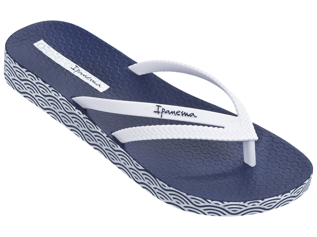 Сланцы женские Ipanema, цвет: синий, белый. 82064-21308. Размер BRA 39/40 (40/41)82064-21308 Сланцы женские Ipanema, цвет: синий, белый. 82064-21308. Размер BRA 39/40 (40/41)82064-21308Очень легкие сланцы от Ipanema придутся вам по душе. Модель выполнена из поливинилхлорида и оформлена на ремешке логотипом бренда. Ремешки с перемычкой надежно зафиксируют модель на ноге. Стелька модели оформлена логотипом бренда. Вокруг подошвы нанесен рисунок. Подошва с рифлением обеспечивает надежное сцепление с любой поверхностью. Удобные сланцы прекрасно подойдут для похода в бассейн или на пляж.