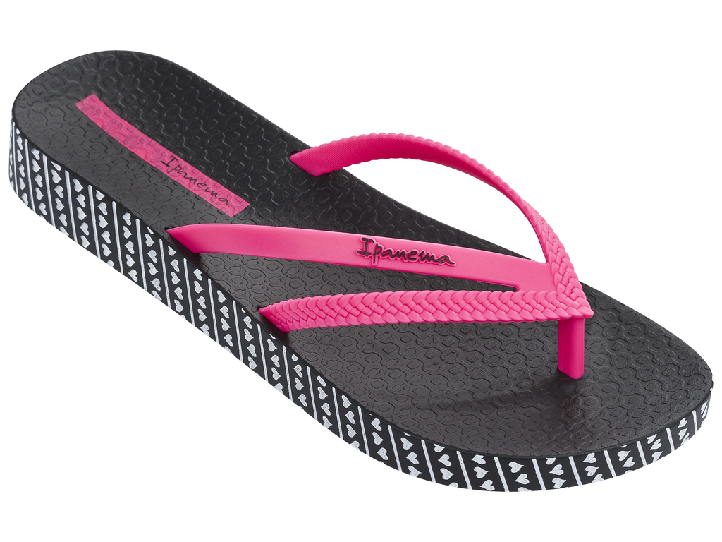 Сланцы женские Ipanema, цвет: черный, розовый. 82064-22883. Размер BRA 35 (36)82064-22883 Сланцы женские Ipanema, цвет: черный, розовый. 82064-22883. Размер BRA 35 (36)82064-22883Очень легкие сланцы от Ipanema придутся вам по душе. Модель выполнена из поливинилхлорида и оформлена на ремешке логотипом бренда. Ремешки с перемычкой надежно зафиксируют модель на ноге. Стелька модели оформлена логотипом бренда. Вокруг подошвы нанесен рисунок в виде сердечек. Подошва с рифлением обеспечивает надежное сцепление с любой поверхностью. Удобные сланцы прекрасно подойдут для похода в бассейн или на пляж.