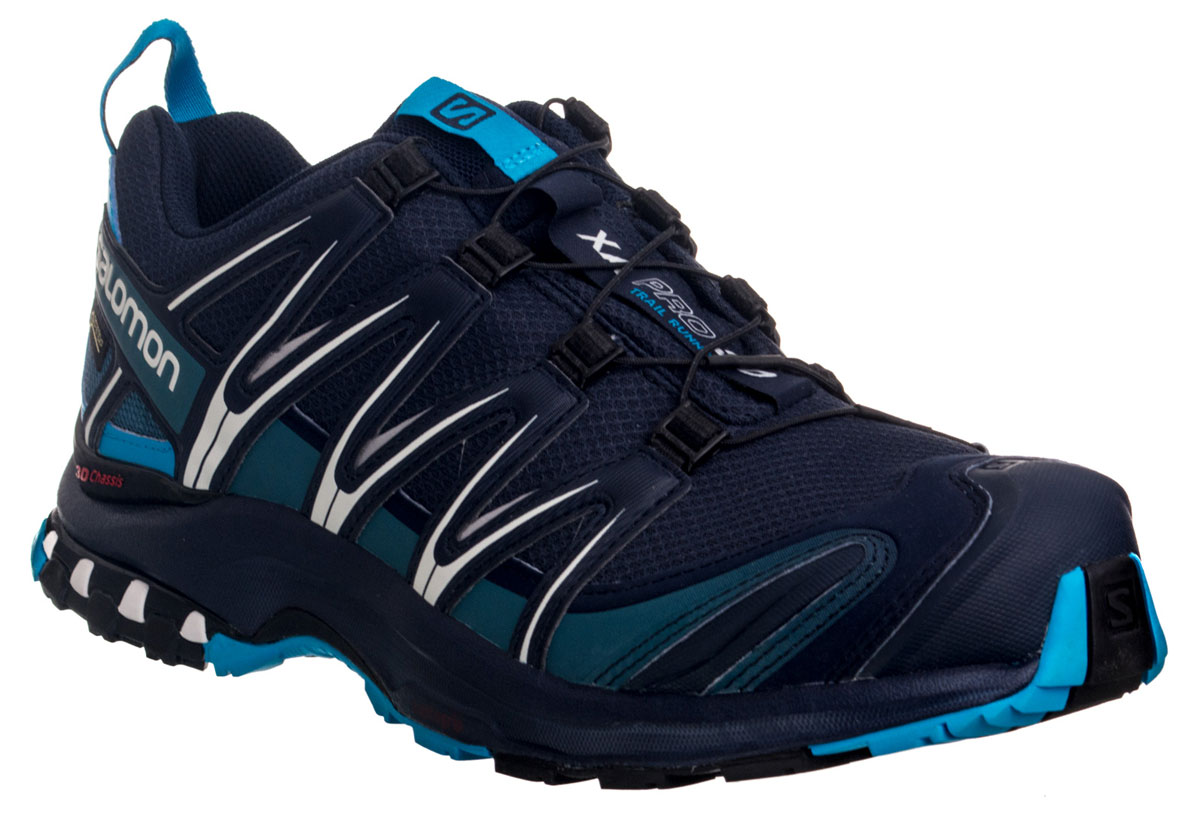 Кроссовки трекинговые мужские Salomon Xa Pro 3d Gtx, цвет: темно-синий. L39332000. Размер 10 (43)L39332000 Кроссовки трекинговые мужские Salomon Xa Pro 3d Gtx, цвет: темно-синий. L39332000. Размер 10 (43)L39332000Мужские трекинговые кроссовки Xa Pro 3d Gtx от Salomon выполнены из искусственной кожи с текстильными вставками. Вокруг основания кроссовка - грязезащитный материал Mudguard. Подкладка выполнена из мягкого текстиля. Стелька OrthoLite, выполненная из EVA пластика, улучшает амортизацию. Кроссовки оснащены системой быстрой шнуровки Quicklace, а также вшитым язычком с кармашком для шнурков. Промежуточная подошва, выполненная из формованного пластика EVA, амортизирует ударную нагрузку.Конструкция верха Sensifit обеспечивает надежный обхват ноги. Мембрана Gore-Tex Extended Comfort Footwear гарантирует отсутствие влаги.Низкопрофильное шасси Advanced Chassis, расположенное между подошвой и промежуточной подошвой, увеличивает безопасность, оптимизирует расход энергии, обеспечивает точность движений и защиту. Подошва Contagrip не оставляет следов.В таких кроссовках ваши тренировки станут еще эффективнее. Они подчеркнут ваш стиль и индивидуальность.