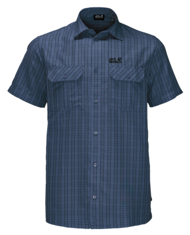 Рубашка мужская Jack Wolfskin Thompson Shirt M, цвет: темно-синий. 1401042-7919. Размер M (46)1401042-7919 Рубашка мужская Jack Wolfskin Thompson Shirt M, цвет: темно-синий. 1401042-7919. Размер M (46)1401042-7919Рубашка мужская Thompson Shirt M выполнена из 100% полиэстера. Ткань позволяет телу дышать и быстро сохнет. Модель идеально подходит для жаркой летней погоды и поездок в жаркие страны, так как обеспечивает хорошую терморегуляцию. Рубашка застегивается на пуговицы, имеет отложной воротник и короткие стандартные рукава. Спереди расположены два накладных кармана на пуговицах, чтобы важные вещи всегда были под рукой. Модель дополнена принтом в клетку и логотипом бренда.