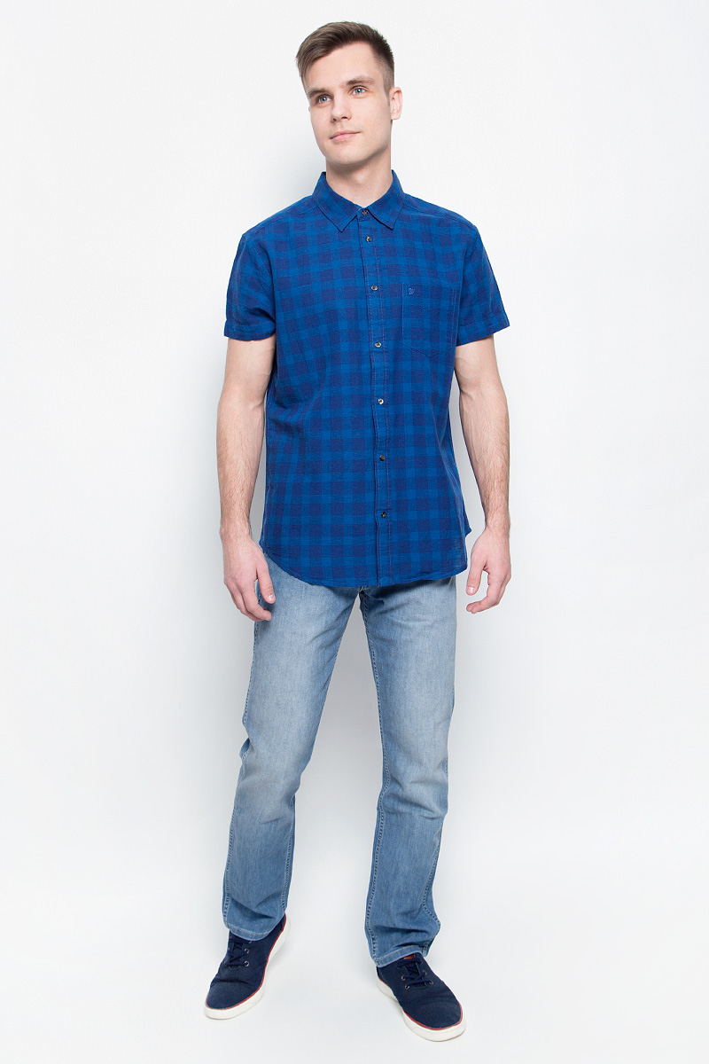 Джинсы мужские Wrangler, цвет: голубой. W15QZS93U. Размер 33-34 (48/50-34)W15QZS93U Джинсы мужские Wrangler, цвет: голубой. W15QZS93U. Размер 33-34 (48/50-34)W15QZS93UМужские джинсы Wrangler станут отличным дополнением к вашему гардеробу. Джинсы прямого кроявыполнены из эластичного хлопка с добавлением эластомультиэстера. Изделие мягкое и приятное на ощупь, не сковывает движения и позволяет коже дышать. Модель на поясе застегивается на металлическую пуговицу и ширинку на металлической застежке-молнии, а также предусмотрены шлевки для ремня. Спереди расположены два втачных кармана и один секретный кармашек, а сзади - два накладных кармана. Изделиеукрашено нашивкой с названием бренда.