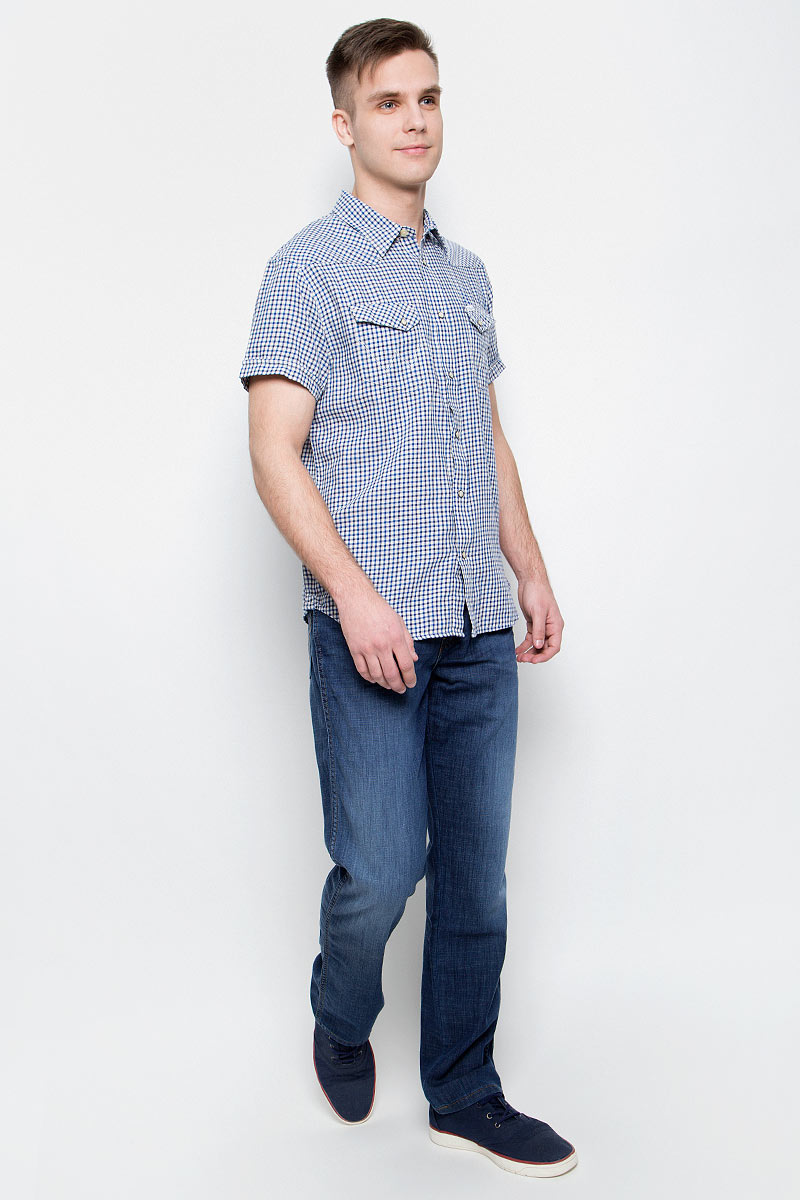 Джинсы мужские Wrangler, цвет: синий. W121NR93L. Размер 35-34 (50/52-34)W121NR93L Джинсы мужские Wrangler, цвет: синий. W121NR93L. Размер 35-34 (50/52-34)W121NR93LМужские джинсы Wrangler станут отличным дополнением к вашему гардеробу. Джинсы прямого кроявыполнены из эластичного хлопка с добавлением полиэстера и эластана. Изделие мягкое и приятное на ощупь, не сковывает движения и позволяет коже дышать.Модель на поясе застегивается на пуговицу и ширинку на металлической застежке-молнии, а также предусмотрены шлевки для ремня. Спереди расположены два втачных кармана и один секретный кармашек, а сзади - два накладных кармана. Изделиеукрашено нашивкой с названием бренда.