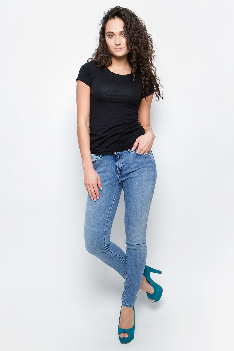 Джинсы женские Wrangler, цвет: синий деним. W28KX794O. Размер 27-32 (42/44-32)W28KX794O Джинсы женские Wrangler, цвет: синий деним. W28KX794O. Размер 27-32 (42/44-32)W28KX794OСтильные женские джинсы Wrangler станут отличным дополнением к вашему гардеробу. Джинсы модели-слим выполнены из сочетания качественных материалов. Изделие мягкое и приятное на ощупь, не сковывает движения и позволяет коже дышать. Модель на поясе застегивается на пуговицу и ширинку на застежке-молнии, а также предусмотрены шлевки для ремня. Спереди расположены два втачных кармана и один секретный кармашек, а сзади - два накладных кармана. Изделиеукрашено нашивкой с названием бренда и выцветанием денима.