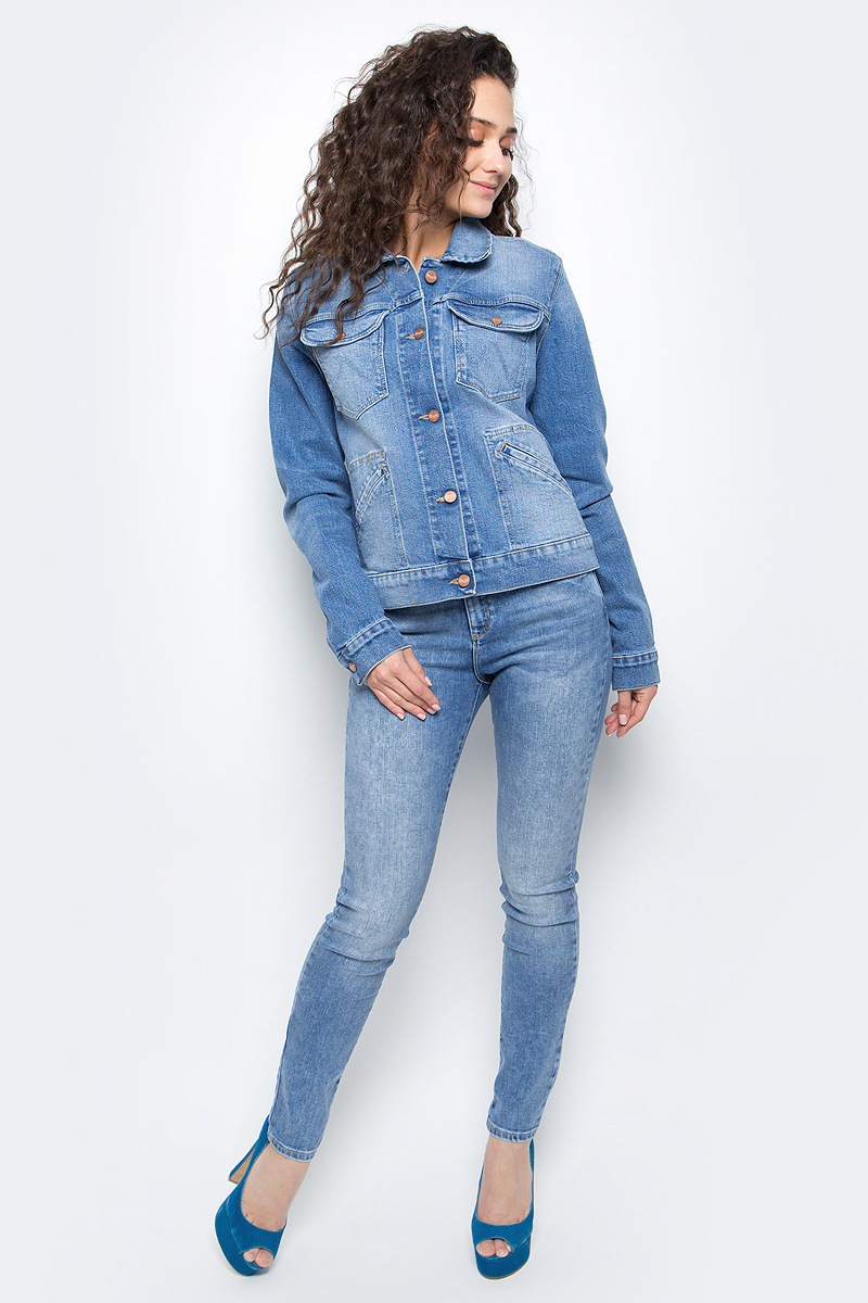 Джинсы женские Wrangler, цвет: сине-голубой. W27HX794O. Размер 29-32 (44/46-32)W27HX794O Джинсы женские Wrangler, цвет: сине-голубой. W27HX794O. Размер 29-32 (44/46-32)W27HX794OОблегающие и комфортные женские джинсы Wrangler идеально садятся по фигуре. Исполнены из хлопка с добавлением эластана и эластомультиэстера, эластичны и подчеркивают все достоинства фигуры. Имеют высокую посадку, застегиваются на молнию и пуговицу на ширинке. Джинсы оснащены пятью классическими карманами: двумя большими и одним маленьким спереди, двумя сзади. Карманы сзади оформлены декоративной строчкой. Штанины заужены книзу.