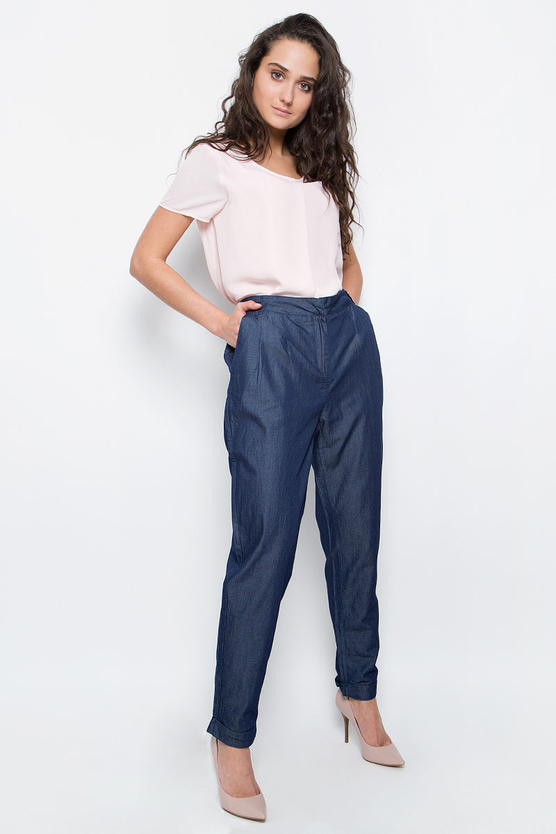 Брюки женские Baon, цвет: темно-синий деним. B297030_Navy Denim. Размер M (46)B297030_Navy Denim Брюки женские Baon, цвет: темно-синий деним. B297030_Navy Denim. Размер M (46)B297030_Navy DenimСтильные брюки Baon выполнены из тонкого денима - шамбри. Модель прямого кроя с защипами и складками у пояса застегивается на молнию в ширинке и металлические крючки. Брюки дополнены двумя боковыми карманами.Модные брюки помогут создать эффектный запоминающийся образ.