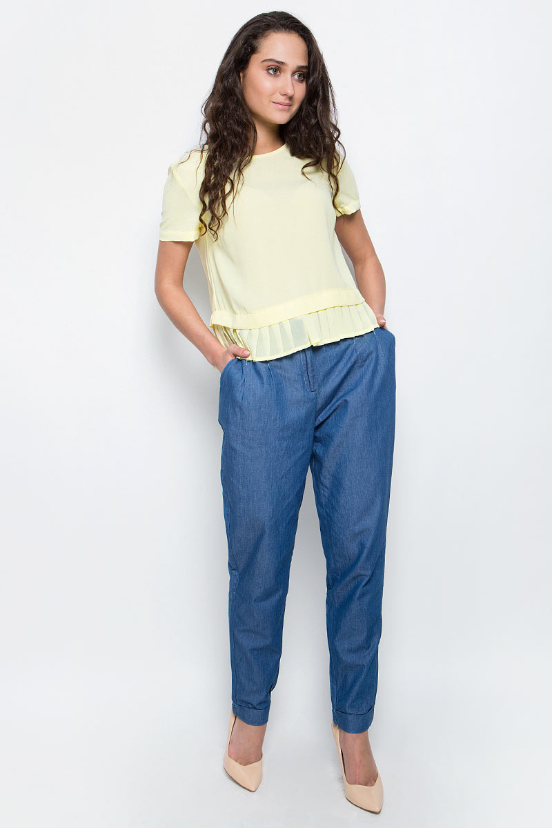 Брюки женские Baon, цвет: синий деним. B297030_Light Blue Denim. Размер M (46)B297030_Light Blue Denim Брюки женские Baon, цвет: синий деним. B297030_Light Blue Denim. Размер M (46)B297030_Light Blue DenimСтильные брюки Baon выполнены из тонкого денима - шамбри. Модель прямого кроя с защипами и складками у пояса застегивается на молнию в ширинке и металлические крючки. Брюки дополнены двумя боковыми карманами.Модные брюки помогут создать эффектный запоминающийся образ.