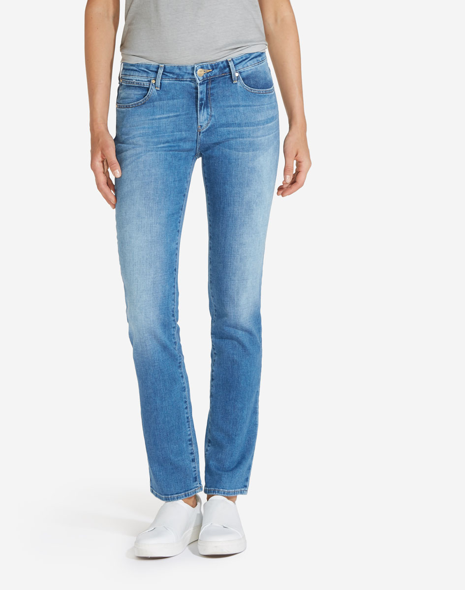 Джинсы женские Wrangler Straight, цвет: голубой. W28T9194O. Размер 29-32 (44/46-32)W28T9194O Джинсы женские Wrangler Straight, цвет: голубой. W28T9194O. Размер 29-32 (44/46-32)W28T9194OСтильные женские джинсы Wrangler Straight станут отличным дополнением к вашему гардеробу. Джинсы прямого кроя выполнены из сочетания качественных материалов. Изделие мягкое и приятное на ощупь, не сковывает движения и позволяет коже дышать. Модель на поясе застегивается на пуговицу и ширинку на застежке-молнии, а также предусмотрены шлевки для ремня. Спереди расположены два втачных кармана и один секретный кармашек, а сзади - два накладных кармана. Изделиеукрашено нашивкой с названием бренда и выцветанием денима.