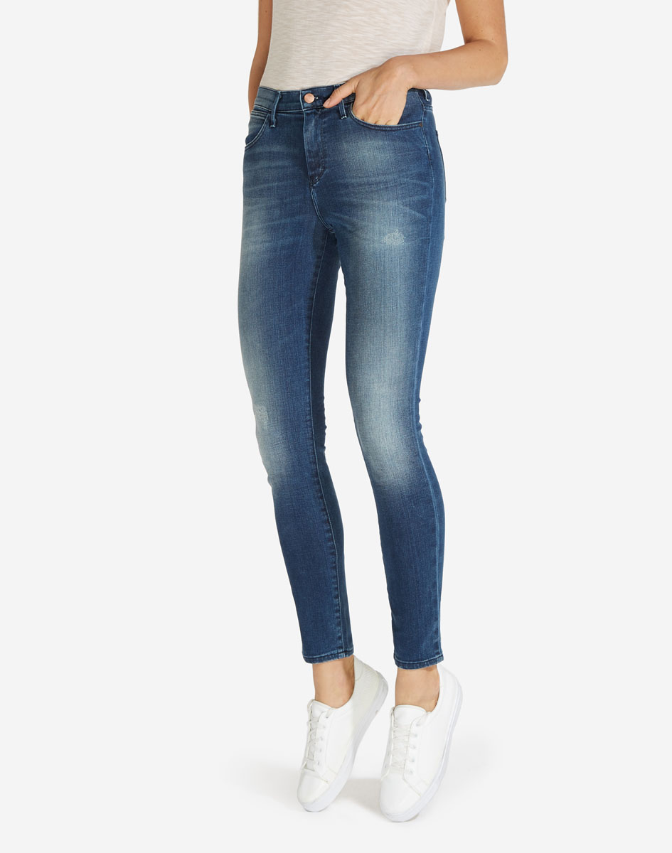 Джинсы женские Wrangler, цвет: синий. W27HX785R. Размер 25-32 (40/42-32)W27HX785R Джинсы женские Wrangler, цвет: синий. W27HX785R. Размер 25-32 (40/42-32)W27HX785RСтильные женские джинсы Wrangler станут отличным дополнением к вашему гардеробу. Джинсы модели-скинни выполнены из сочетания качественных материалов. Изделие мягкое и приятное на ощупь, не сковывает движения и позволяет коже дышать. Модель на поясе застегивается на пуговицу и ширинку на застежке-молнии, а также предусмотрены шлевки для ремня. Спереди расположены два втачных кармана и один секретный кармашек, а сзади - два накладных кармана. Изделиеукрашено нашивкой с названием бренда и выцветанием денима.