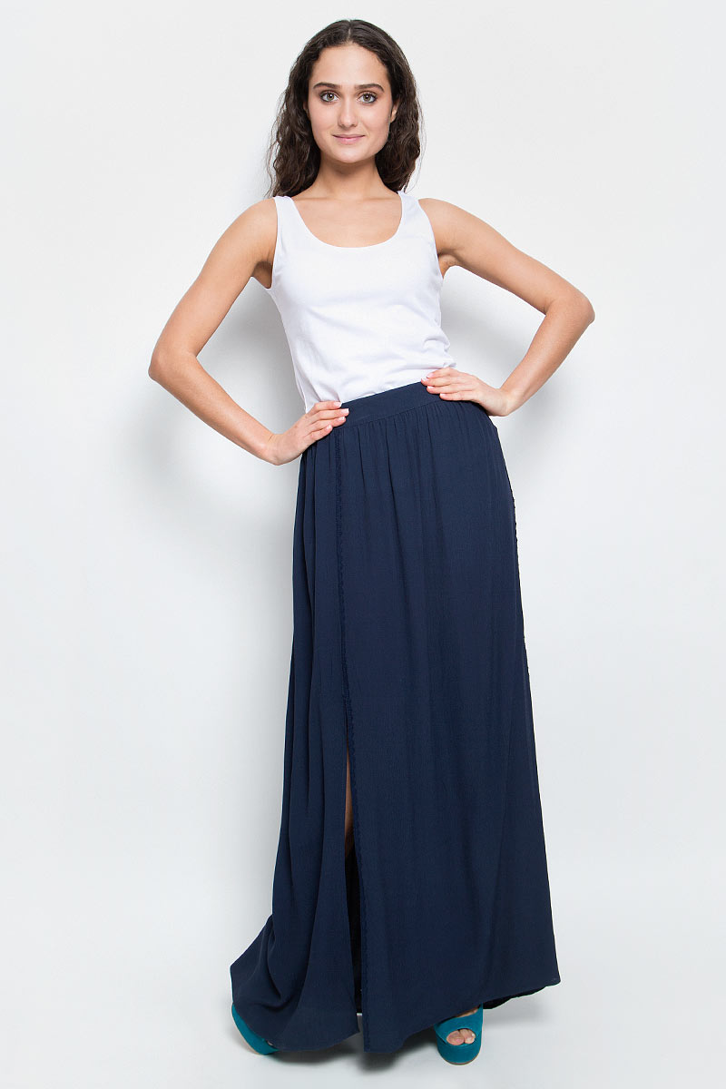 Юбка женская Baon, цвет: темно-синий. B477024_Dark Navy. Размер S (44)B477024_Dark Navy Юбка женская Baon, цвет: темно-синий. B477024_Dark Navy. Размер S (44)B477024_Dark NavyЭлегантная юбка Baon выполнена из легкой струящейся вискозы. Юбка-макси с посадкой на талии великолепно смотрится на фигуре и подчеркивает все ее достоинства. Изделие имеет эффектные боковые разрезы. Спереди модель оформлена каймой-кроше. Задняя часть пояса дополнена широкой эластичной резинкой. Такая юбка станет незаменимой вещью в летнем гардеробе современной и уверенной в себе девушки и поможет создать романтический утонченный образ.