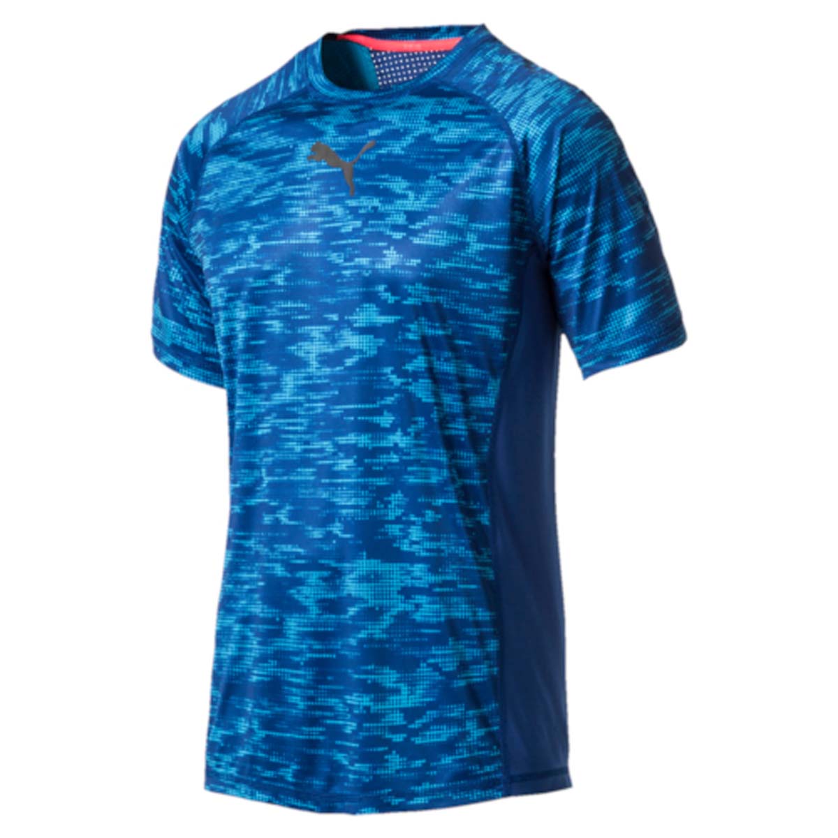 Футболка для бега мужская Puma Vent SS Graphic Tee, цвет: синий. 515164_02. Размер XL (52/54)515164_02 Футболка для бега мужская Puma Vent SS Graphic Tee, цвет: синий. 515164_02. Размер XL (52/54)515164_02Футболка Vent SS Graphic Tee изготовлена с использованием высокофункциональной технологии dryCELL, которая отводит влагу, поддерживает тело сухим и гарантирует комфорт во время активных тренировок и занятий спортом. Вставки PWRCOOL на спине способствуют естественной терморегуляции и обеспечивают отличную вентиляцию. Основной материал изделия легок и практически невесом, что создает дополнительное удобство при интенсивных тренировках. Эргономичный вырез и плоские швы исключают натирание и раздражение кожи. Футболка декорирована сплошным рисунком, актуальным в этом сезоне, покрывающим перед и рукава изделия, а также снабжена логотипом dryCELL, нанесенным методом термопечати на подол сзади слева. Спереди модель украшена логотипом PUMA. Футболка имеет стандартный, чуть зауженный фасон по фигуре, очень удобный для активных тренировок.