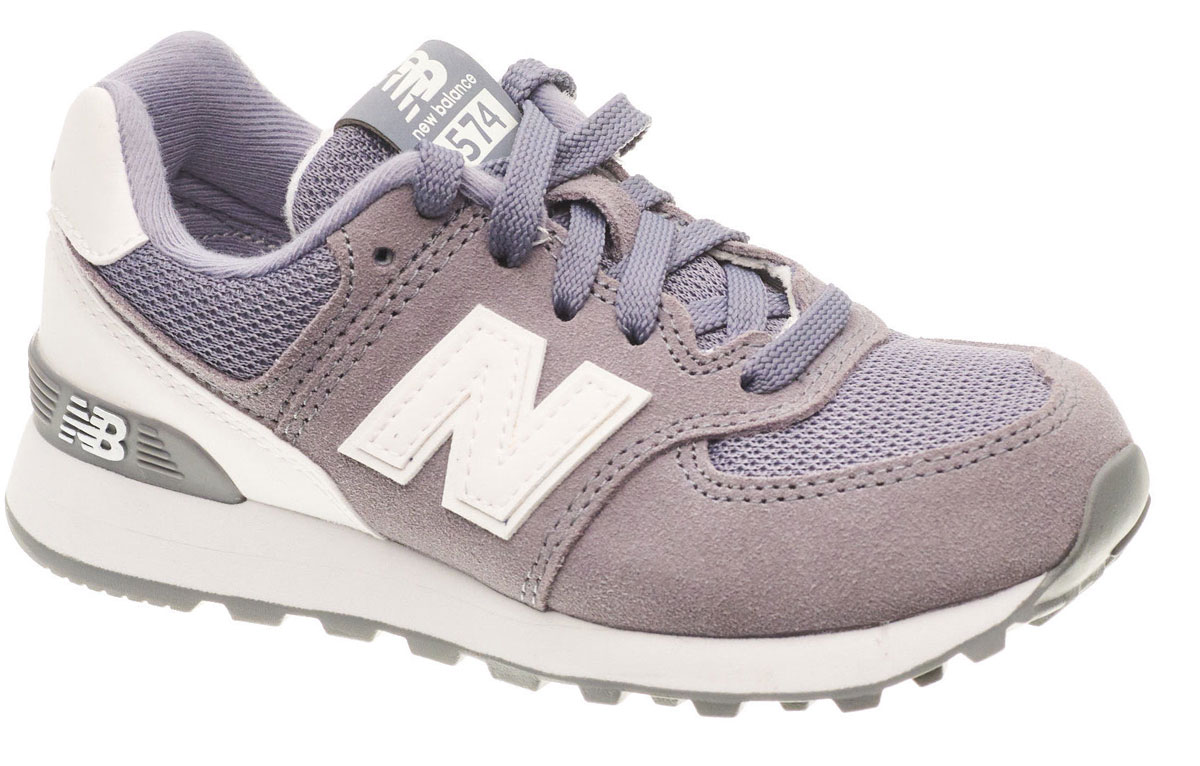 Кроссовки детские New Balance 574, цвет: серый. KL574CKP/M. Размер 3 (35)KL574CKP/M Кроссовки детские New Balance 574, цвет: серый. KL574CKP/M. Размер 3 (35)KL574CKP/MМодные кроссовки от New Balance очаруют вашего ребенка с первого взгляда! Модель изготовлена из высококачественного материала со вставками из натуральной замши. Модель оформлена на язычке и заднике логотипом бренда. Шнуровка надежно фиксирует обувь на ноге. Подкладка и стелька из текстиля, обеспечат комфорт и уют детским ножкам. Подошва с рифлением гарантирует отличное сцепление с любыми поверхностями. Стильные кроссовки займут достойное место в гардеробе вашего ребенка.