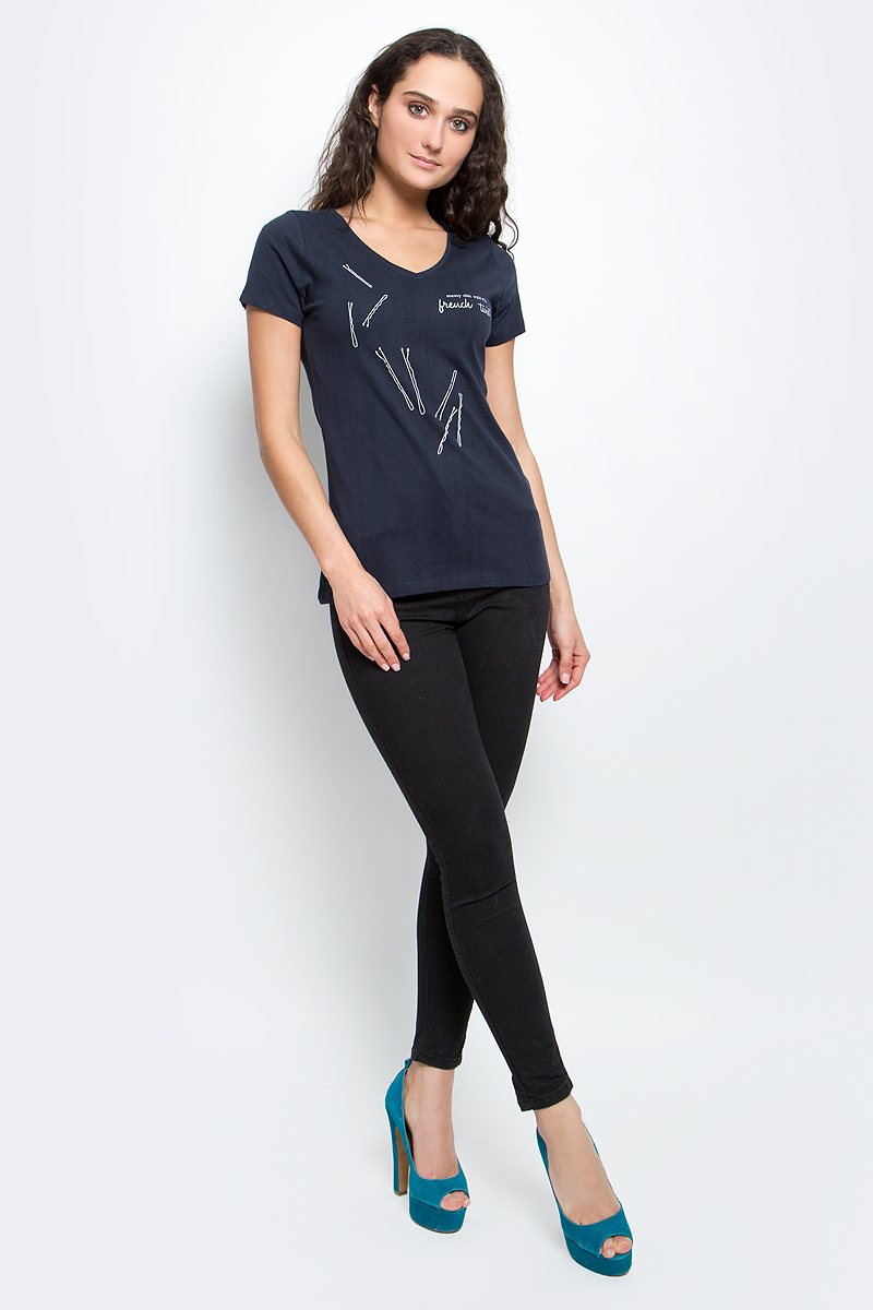 Футболка женская Baon, цвет: темно-синий. B237096_Deep Navy. Размер M (46)B237096_Deep Navy Футболка женская Baon, цвет: темно-синий. B237096_Deep Navy. Размер M (46)B237096_Deep NavyСтильная женская футболка Baon изготовлена из натурального хлопка. Материал очень мягкий и приятный на ощупь. Модель свободного кроя с V-образным вырезом горловины и короткими рукавами оформлена принтом с изображением шпилек и надписями.Такая футболка займет достойное место в вашем гардеробе.